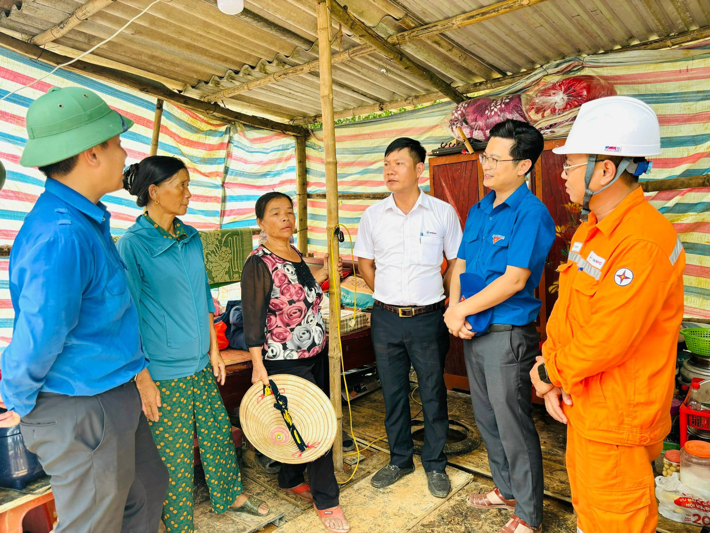 Tại đây, đoàn đã khảo sát các địa điểm công trình cột 53,54; trao đổi với các đơn vị liên quan về tiến độ, cách thức tiến hành, những khó khăn, vướng mắc, nội dung, phần việc thanh niên địa phương có thể tham gia hỗ trợ trong việc phối hợp thi công. Ảnh: Đoàn đã đến thăm, tặng quà và động viên 2 hộ dân trong khu vực di dời. Tại đây, đoàn đã khảo sát các địa điểm công trình cột 53,54; trao đổi với các đơn vị liên quan về tiến độ, cách thức tiến hành, những khó khăn, vướng mắc, nội dung, phần việc thanh niên địa phương có thể tham gia hỗ trợ trong việc phối hợp thi công. Ảnh: Đoàn đã đến thăm, tặng quà và động viên 2 hộ dân trong khu vực di dời.