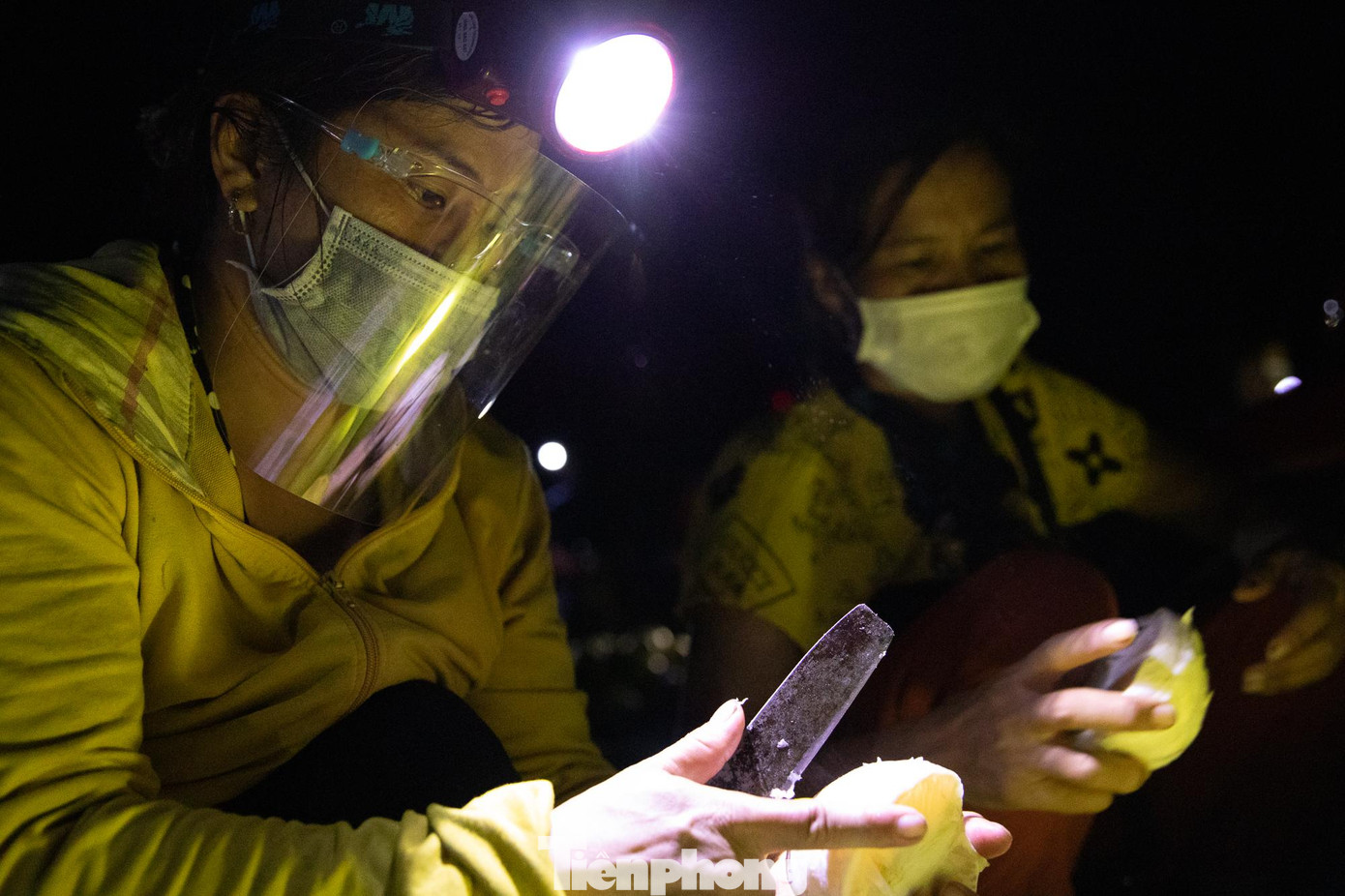 Những người buôn bán tại chợ bưởi đêm đa phần đã được tiêm hai mũi vắcxin. Họ đều mang khẩu trang để phòng chống dịch.