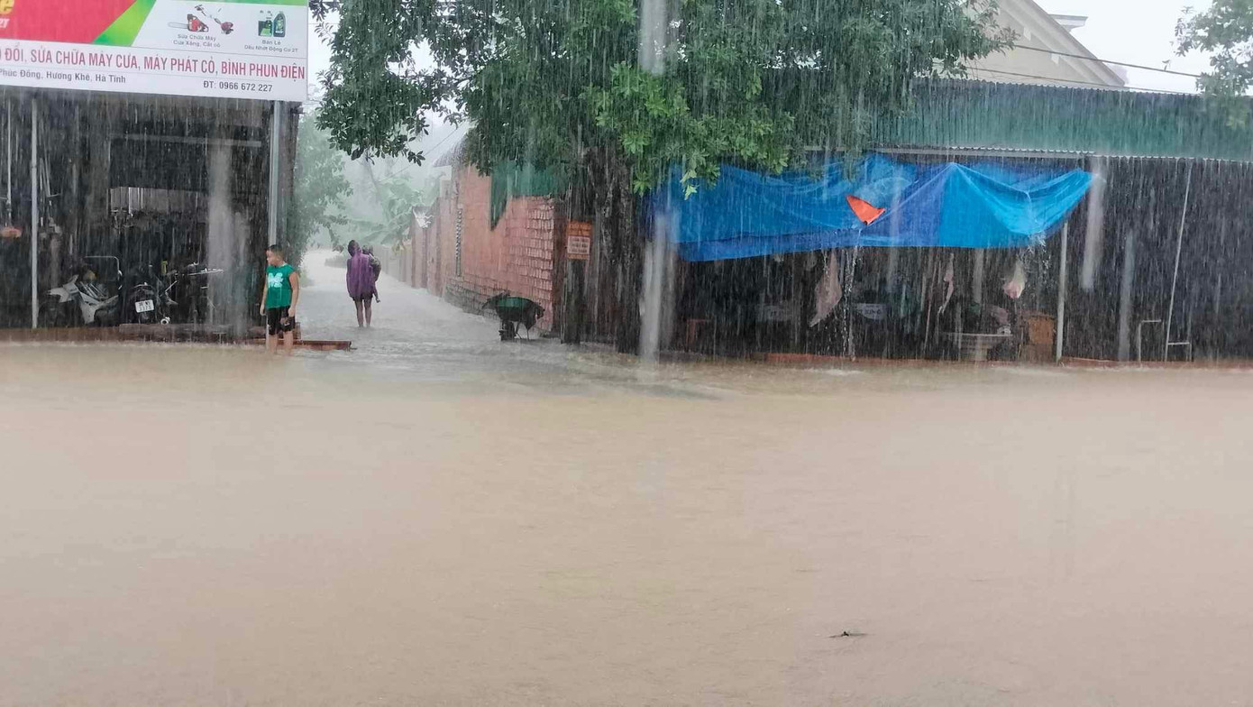 “Những phương tiện ôtô gầm cao di chuyển chậm qua khu vực đường Hồ Chí Minh, còn xe gầm thấp không thể đi được. Hiện ngành chức năng phối hợp để phân luồng giao thông, đảm bảo an toàn qua tuyến. Ngoài ra tại địa bàn hiện có nhiều tuyến đường dân sinh bị ngập sâu, mưa đang lớn và nước lũ đang tiếp tục dâng cao”, ông Lễ cho hay.