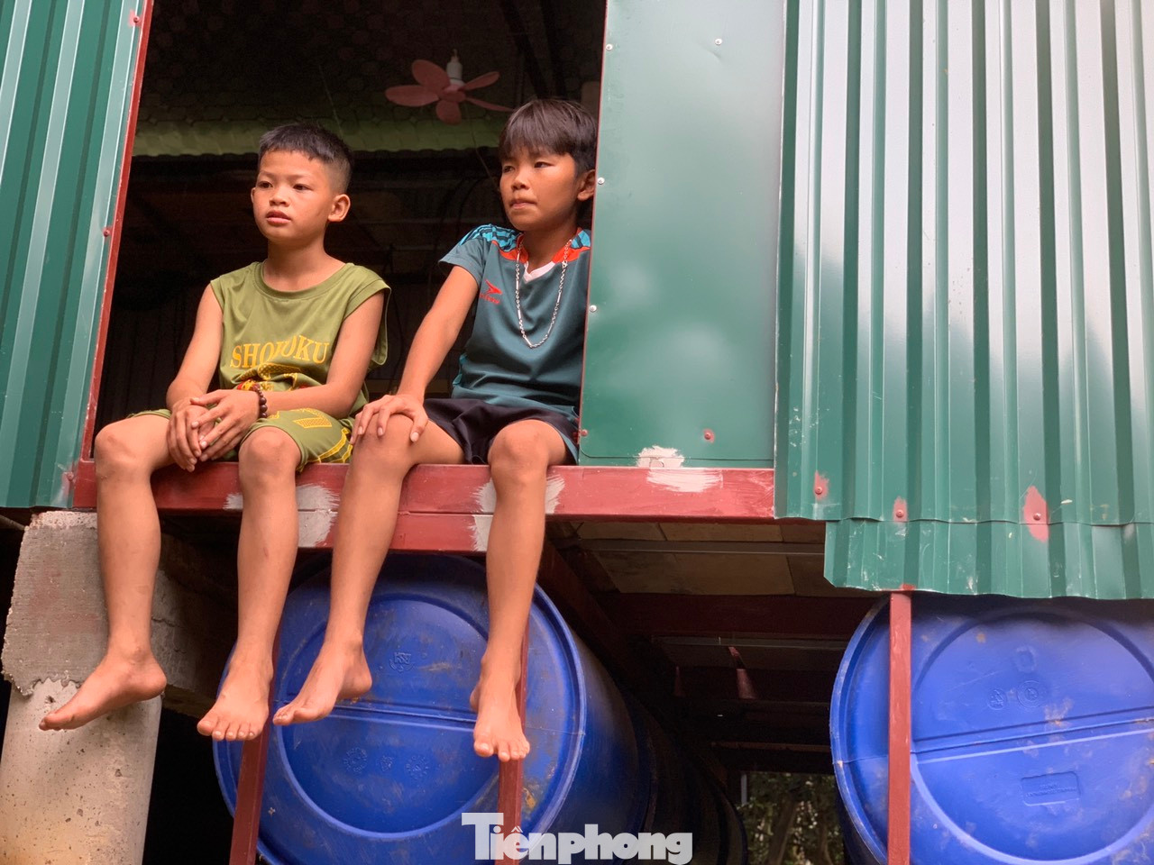 “Đến nay toàn xã Điền Mỹ đã có trên 60 hộ dân làm nhà phao và 200 hộ có bè phao tránh lũ. Sáng kiến hữu hiệu làm nhà phao nổi này cũng đã giúp đảm bảo tính mạng và tài sản cho người dân. Chi phí cũng không quá lớn nên thời gian tới, địa phương sẽ động viên người dân làm nhà phao để người dân sống chung với lũ một cách an toàn”, Chủ tịch UBND xã Điền Mỹ cho hay.