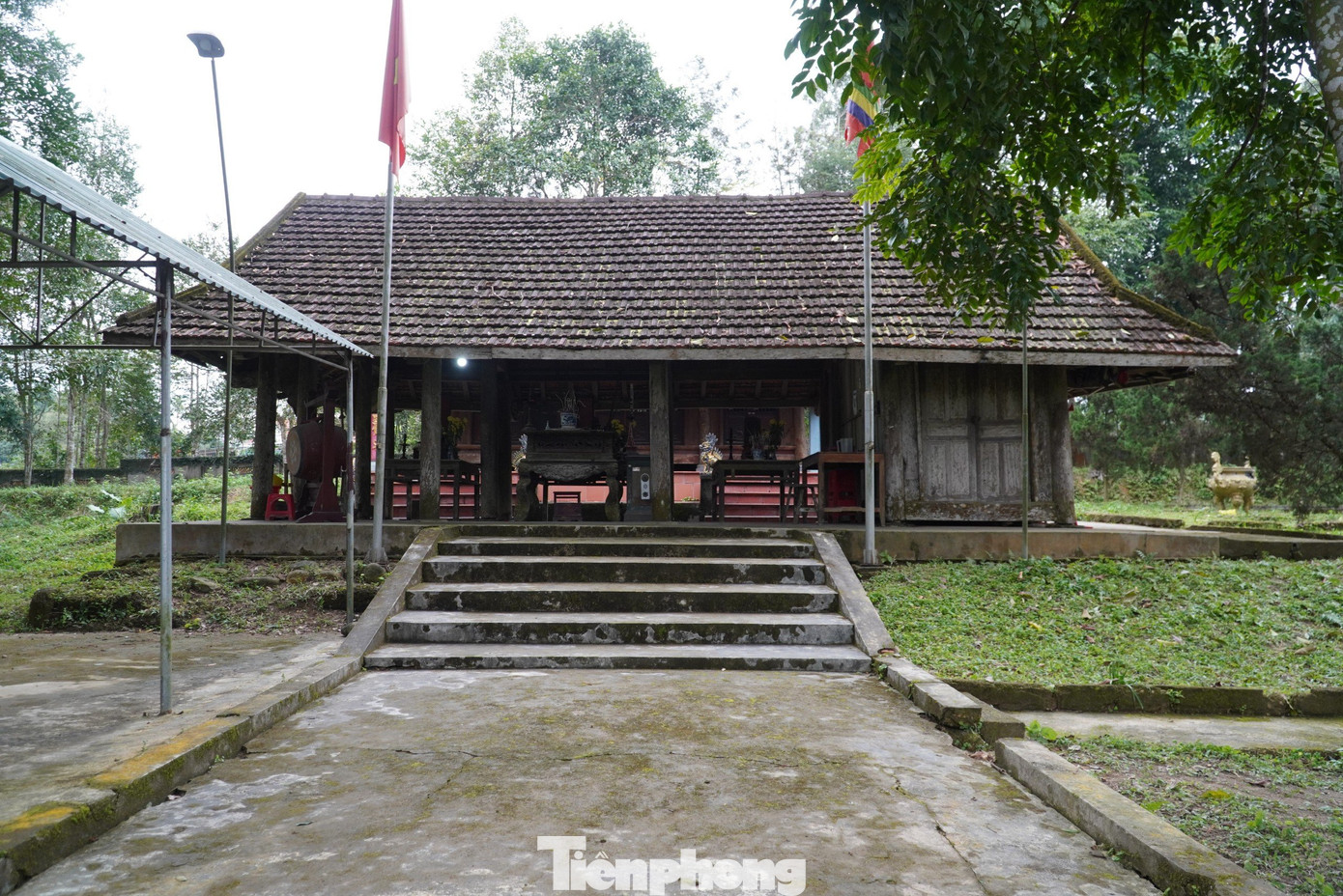 Còn đây là đền Công Đồng nằm phía tây thành Sơn Phòng, là nơi thờ Đại tướng quân chi thần, Dương tướng quân chi thần... Trong đền hiện còn lưu giữ 37 đạo sắc của các vua triều Nguyễn cùng rất nhiều đồ tế lễ cổ sơn son thiếp vàng.