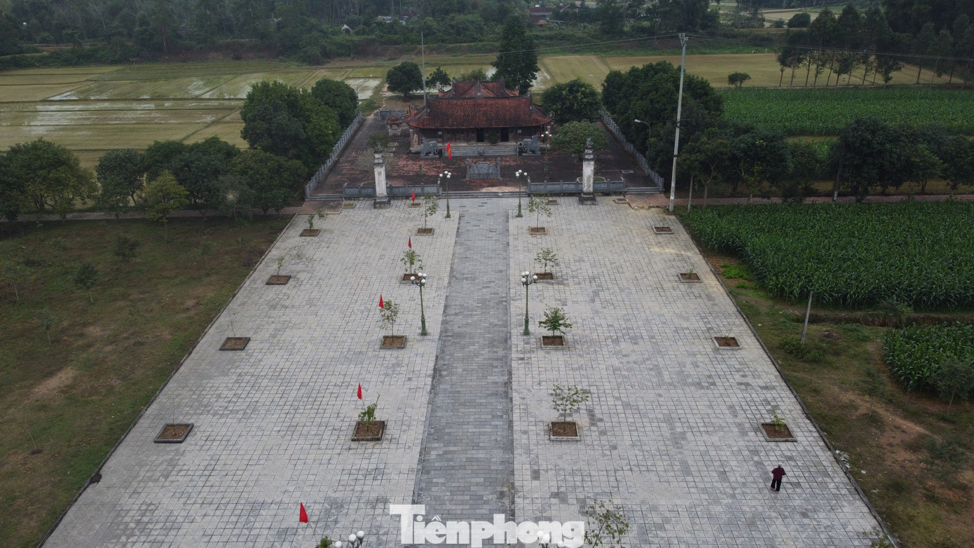 Còn thành Sơn Phòng được vua Hàm Nghi cho người đắp vào năm 1885, làm đại bản doanh để tập luyện quân sự. Thành kết cấu hình chữ nhật, diện tích hơn 4.000 m2, rộng 200 m, dài 210 m.