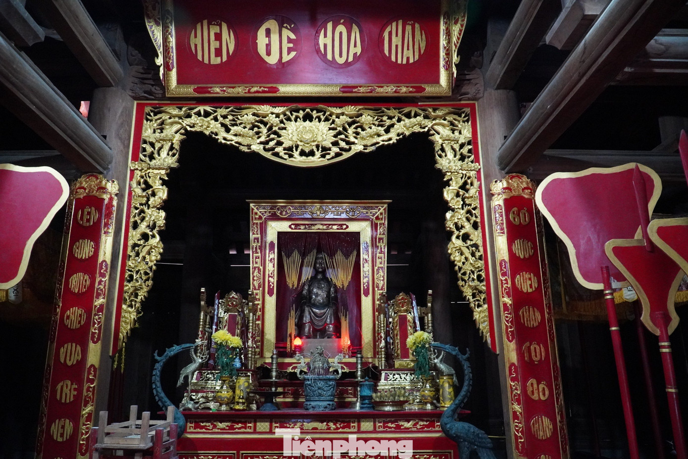 Vua Hàm Nghi húy là Nguyễn Phúc Minh, tự hiệu Ưng Lịch (1872-1943), là vị Hoàng đế thứ 8 của nhà Nguyễn. Năm 1884, Hàm Nghi được các phụ chính đại thần Nguyễn Văn Tường và Tôn Thất Thuyết đưa lên ngôi ở tuổi 13. Sau khi cuộc phản công tại kinh thành Huế thất bại năm 1885, Tôn Thất Thuyết đưa ông ra ngoài, sau đó tới Hà Tĩnh đóng quân tại xã Phú Gia, huyện Hương Khê. Trong thời gian đóng quân ở thành Sơn Phòng, vua Hàm Nghi đã phát hịch Cần Vương kêu gọi văn thân, nghĩa sĩ giúp vua, giúp nước chống Pháp. Trên ảnh là tượng thờ vua Hàm Nghi đặt trong đền ở thành Sơn Phòng.