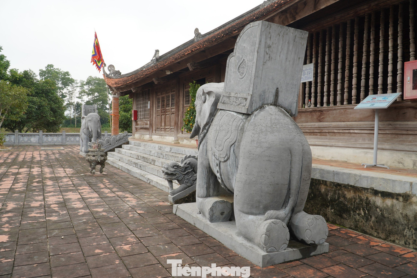Đền thờ vua Hàm Nghi được dựng chủ yếu bằng gỗ, phía trên các mái thiết kế và trang trí nhiều họa tiết, hoa văn cách điệu. Trước cửa đền thờ có 2 con voi đúc bằng đá quý rất đẹp.