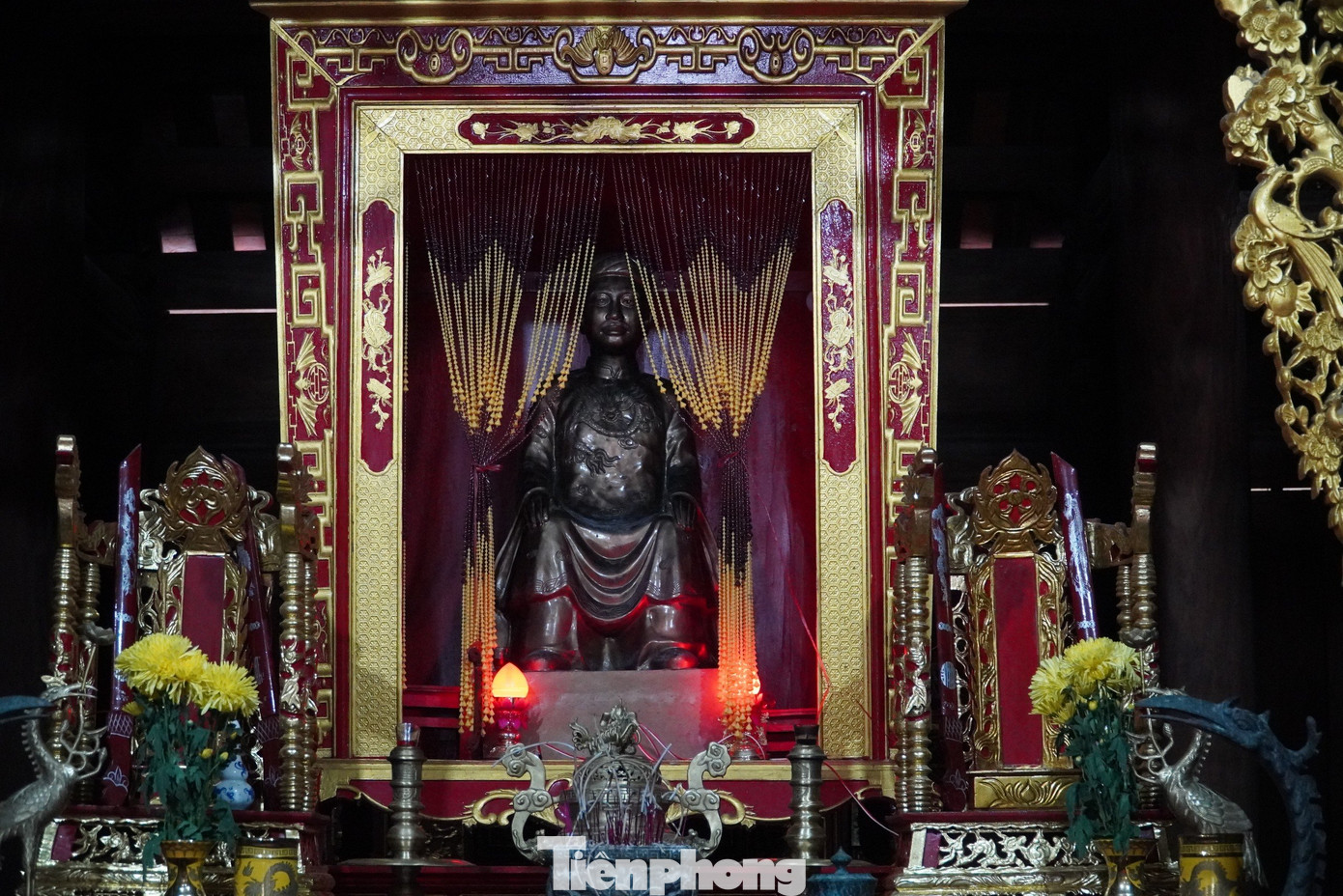 Đền thờ vua Hàm Nghi được dựng chủ yếu bằng gỗ, phía trên các mái thiết kế và trang trí nhiều họa tiết, hoa văn cách điệu. Trước cửa đền thờ có 2 con voi đúc bằng đá quý rất đẹp.