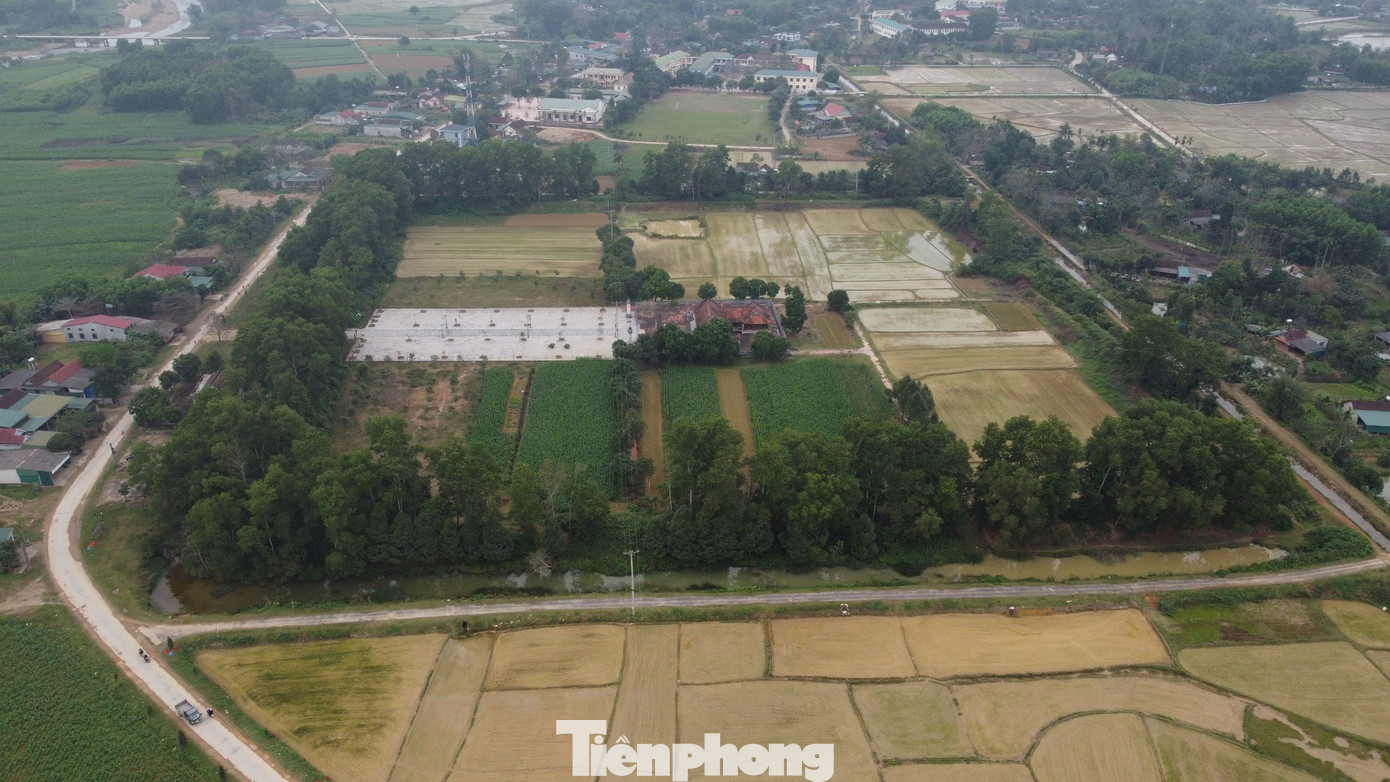 Trước khi rời đi, vua làm lễ tạ ơn tại đền và sắc phong cho các vị thần được thờ ở đền kèm theo các vật phẩm quý giá gồm 2 con voi bằng vàng, 2 thanh bảo kiếm, một đạo sắc và một số quần áo. Từ đó đến nay, những "bảo vật" vua ban tặng được người dân nơi đây thay nhau canh giữ.