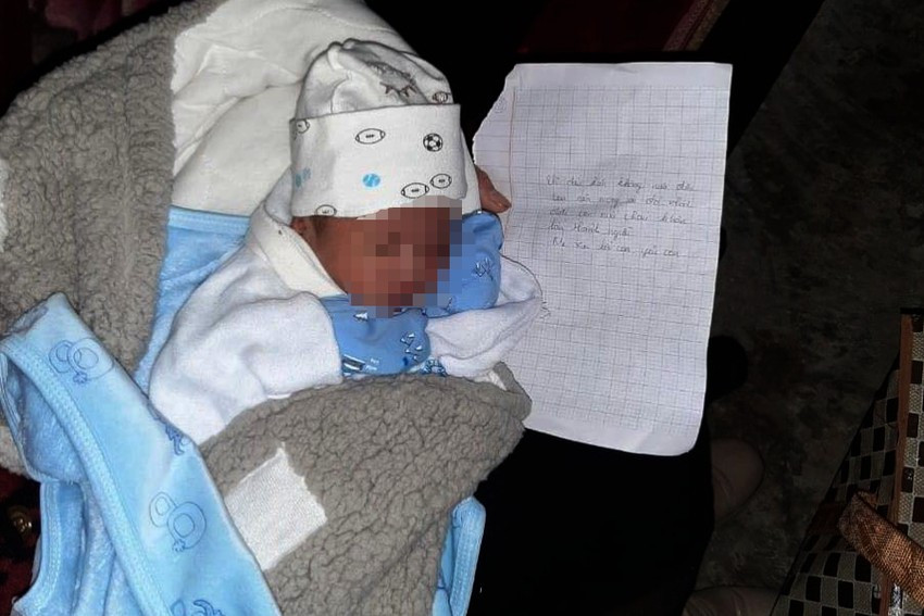 Bé sơ sinh bị bỏ rơi trước cổng nhà dân.