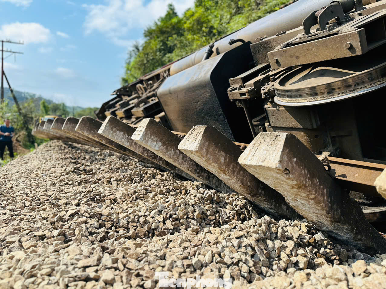 Cú tông mạnh khiến chiếc xe tải bị đẩy đi hàng chục mét, gãy đôi thân. Phần đầu tàu và 3 toa tàu bị đổ nghiêng. Cú tông mạnh khiến chiếc xe tải bị đẩy đi hàng chục mét, gãy đôi thân. Phần đầu tàu và 3 toa tàu bị đổ nghiêng.