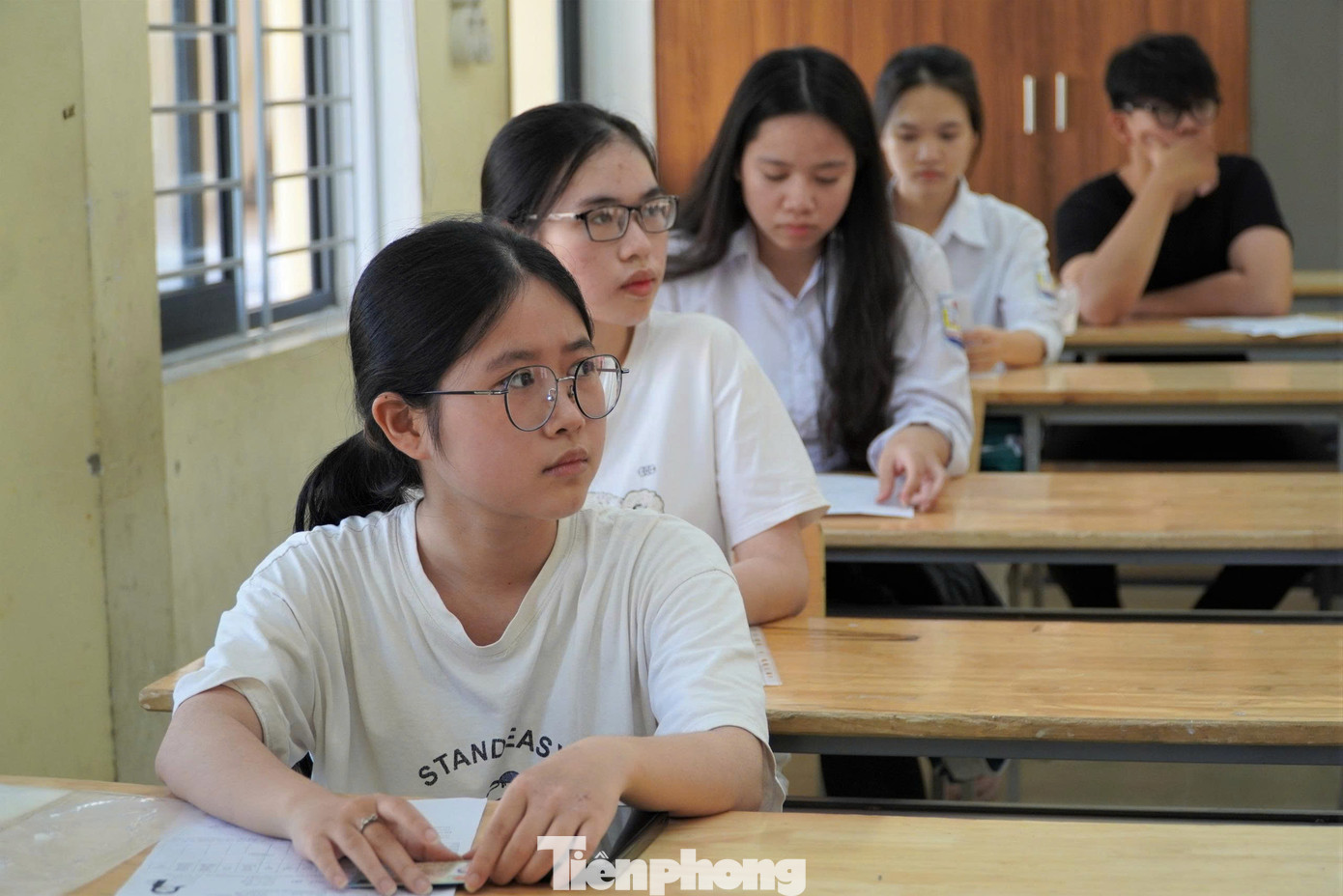 Chiều nay (25/6), hơn 17.300 thí sinh tham dự Kỳ thi tốt nghiệp THPT năm 2025 đã có mặt tại các điểm thi để làm thủ tục dự thi. Chiều nay (25/6), hơn 17.300 thí sinh tham dự Kỳ thi tốt nghiệp THPT năm 2025 đã có mặt tại các điểm thi để làm thủ tục dự thi.