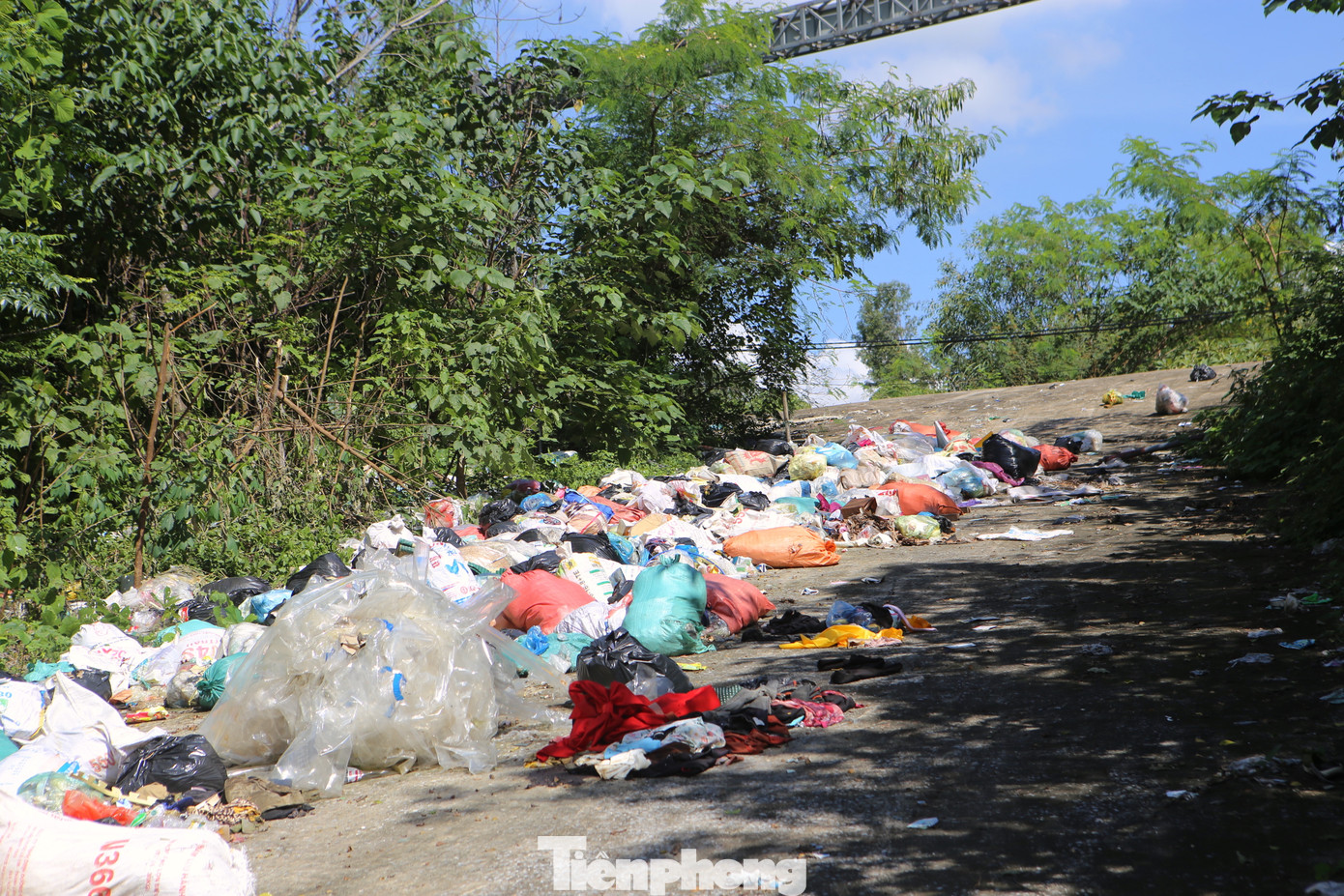 "Nhiều năm qua người dân và chính quyền địa phương đã phản ánh vấn đề ô nhiễm rác thải và đề xuất sớm xây dựng nhà máy. Nhưng đến nay chưa có vị trí phù hợp để xây dựng nên huyện đang ký kết để vận chuyển rác đi các nhà máy khác để xử lý", lãnh đạo xã Hoà Lạc cho biết. "Nhiều năm qua người dân và chính quyền địa phương đã phản ánh vấn đề ô nhiễm rác thải và đề xuất sớm xây dựng nhà máy. Nhưng đến nay chưa có vị trí phù hợp để xây dựng nên huyện đang ký kết để vận chuyển rác đi các nhà máy khác để xử lý", lãnh đạo xã Hoà Lạc cho biết.