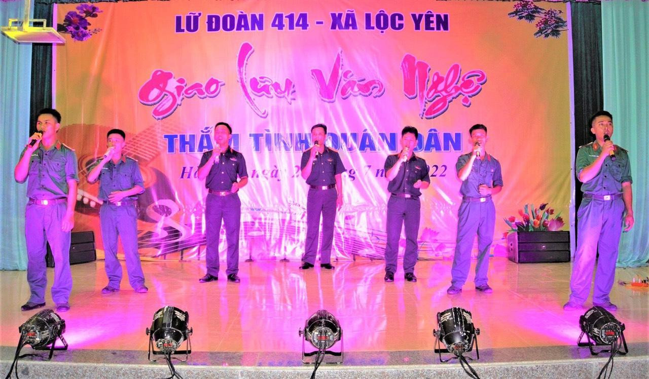 Cùng với nhiệm vụ hành quân dã ngoại, những người lính đã phối hợp với đoàn thanh niên địa phương tổ trao đổi nghiệp vụ, kinh nghiệm công tác Đoàn; giao lưu văn hóa, văn nghệ; tổ chức bóng đá, bóng chuyền nhằm tạo không khí vui tươi trong nhân dân. Cùng với nhiệm vụ hành quân dã ngoại, những người lính đã phối hợp với đoàn thanh niên địa phương tổ trao đổi nghiệp vụ, kinh nghiệm công tác Đoàn; giao lưu văn hóa, văn nghệ; tổ chức bóng đá, bóng chuyền nhằm tạo không khí vui tươi trong nhân dân.