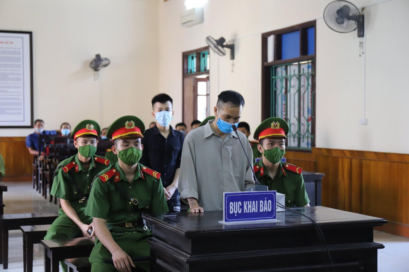 Hai bị cáo tại phiên toà xét xử.