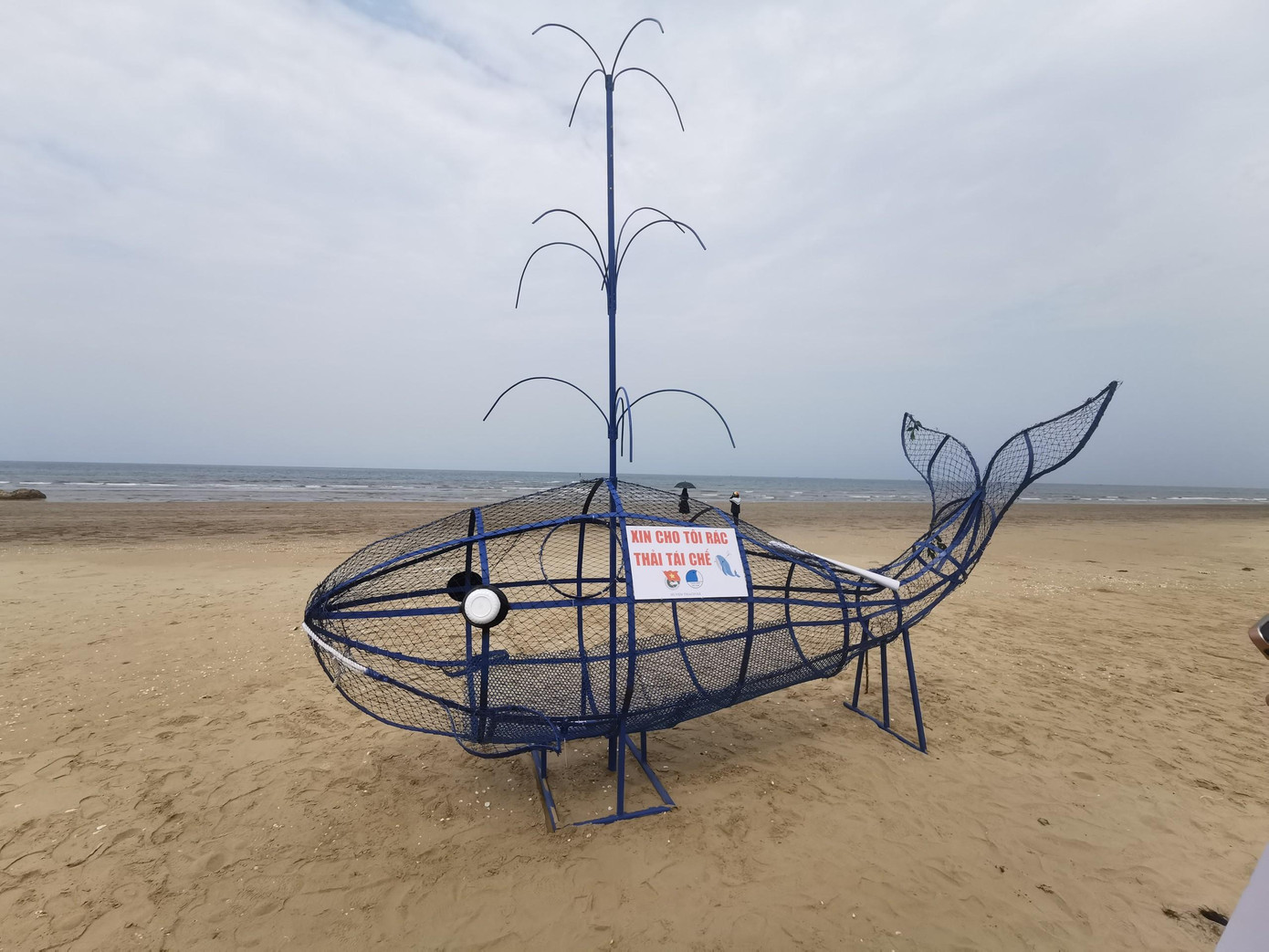 Mô hình cá voi đựng rác thải nhựa được lắp đặt ngay trên bãi biển đảm bảo môi trường.