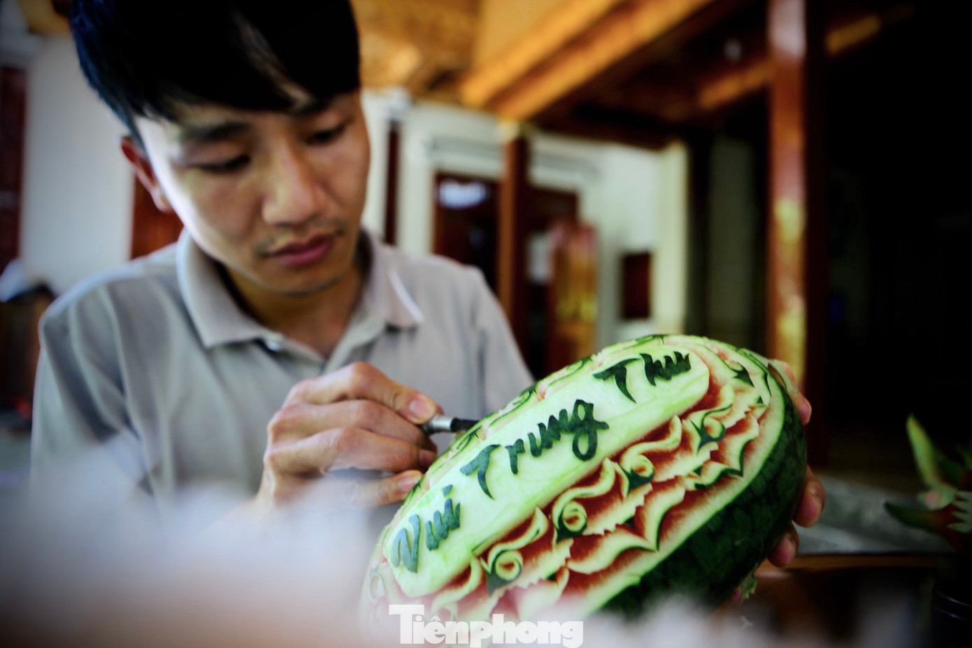 Vì số lượng khách đặt cận kề trung thu ngày càng đông nên anh phải làm việc cả ngày lẫn đêm để đủ hàng giao cho khách. Theo anh Thiết, năm nay một số nơi tổ chức sớm nên từ đầu tháng 8 âm lịch, người dân đã đặt dịch vụ cắt tỉa mâm cỗ.