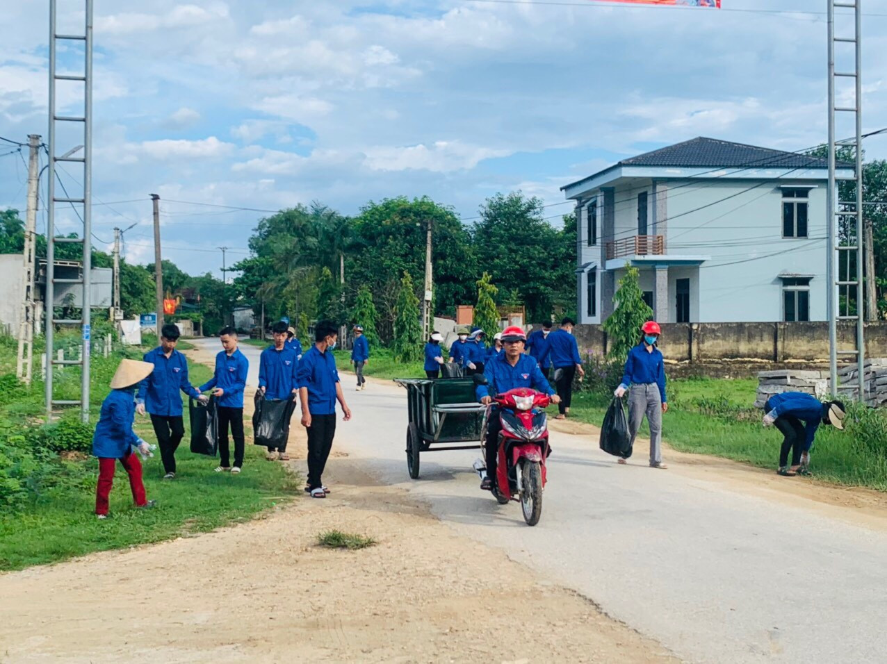 Tổ chức dọn vệ sinh môi trường tại các khu dân cư, các tuyến đường liên xã, trục đường thôn, các tuyến đường tự quản, dọn vệ sinh tại các đài tưởng niệm xã....