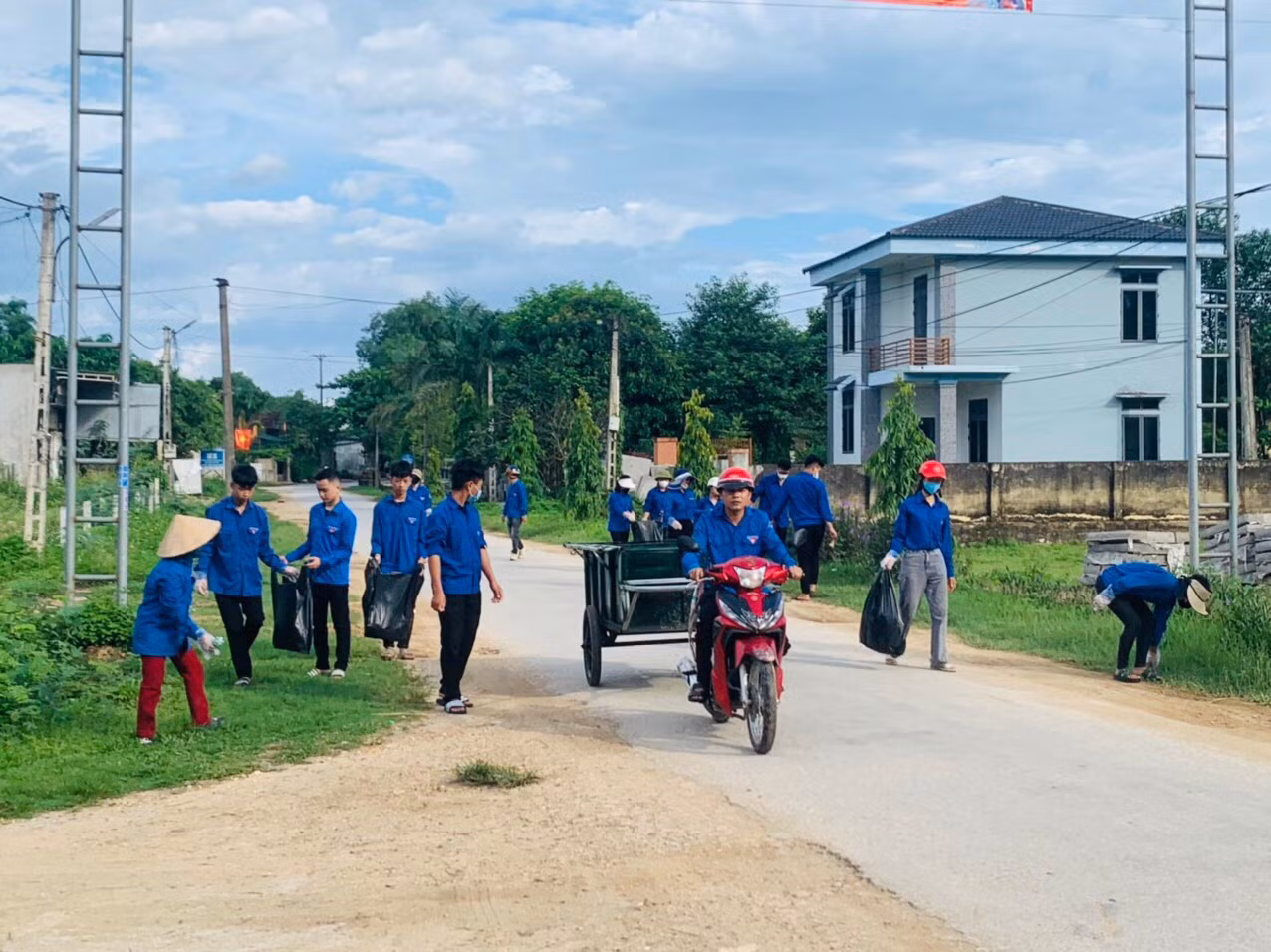 Tổ chức dọn vệ sinh môi trường tại các khu dân cư, các tuyến đường liên xã, trục đường thôn, các tuyến đường tự quản, dọn vệ sinh tại các đài tưởng niệm xã....
