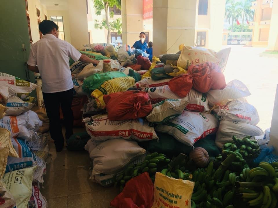 Những món quà của nhân dân Hà Tĩnh gửi đồng bào miền Nam ruột thịt đều chất chứa tình cảm, ân tình sâu nặng và là tấm lòng thảo thơm của mỗi người, mỗi nhà. Tất cả đều từ truyền thống đoàn kết, yêu thương, sẻ chia của con người Hà Tĩnh.