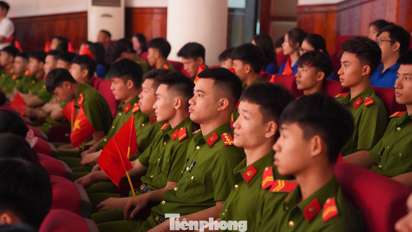 Đoàn viên thanh niên tham dự buổi lễ kỷ niệm.