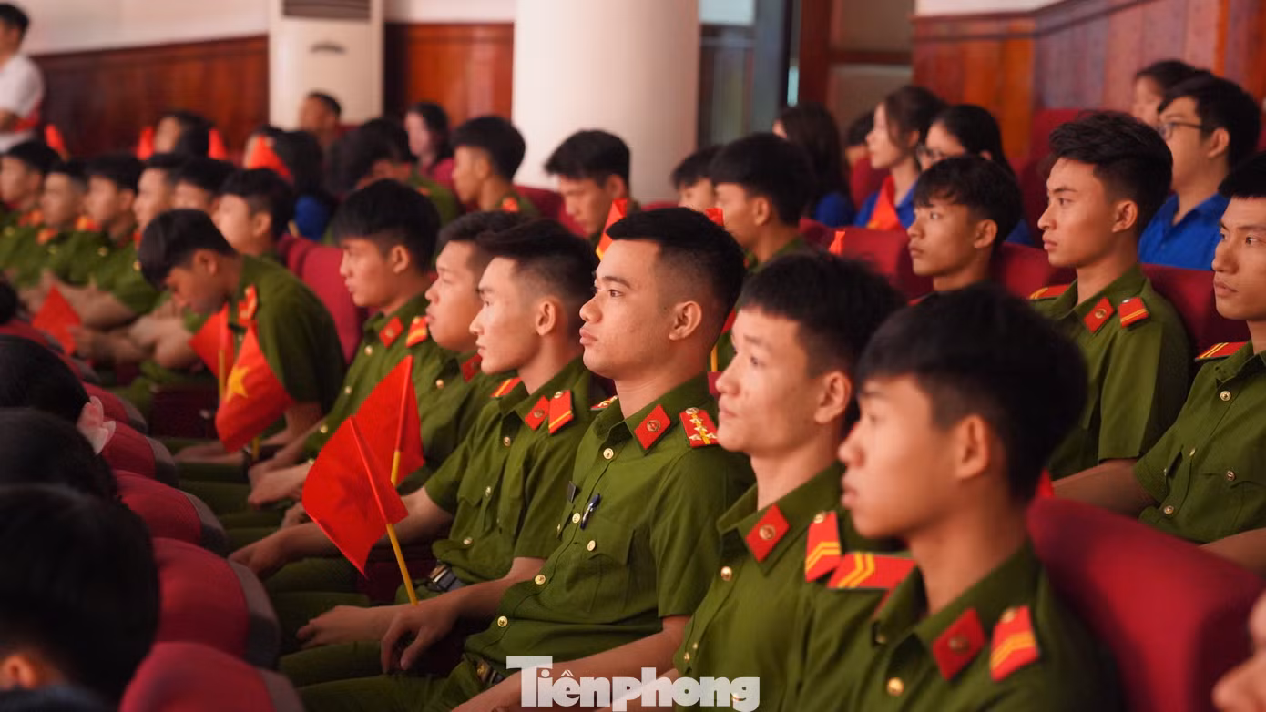 Đoàn viên thanh niên tham dự buổi lễ kỷ niệm.