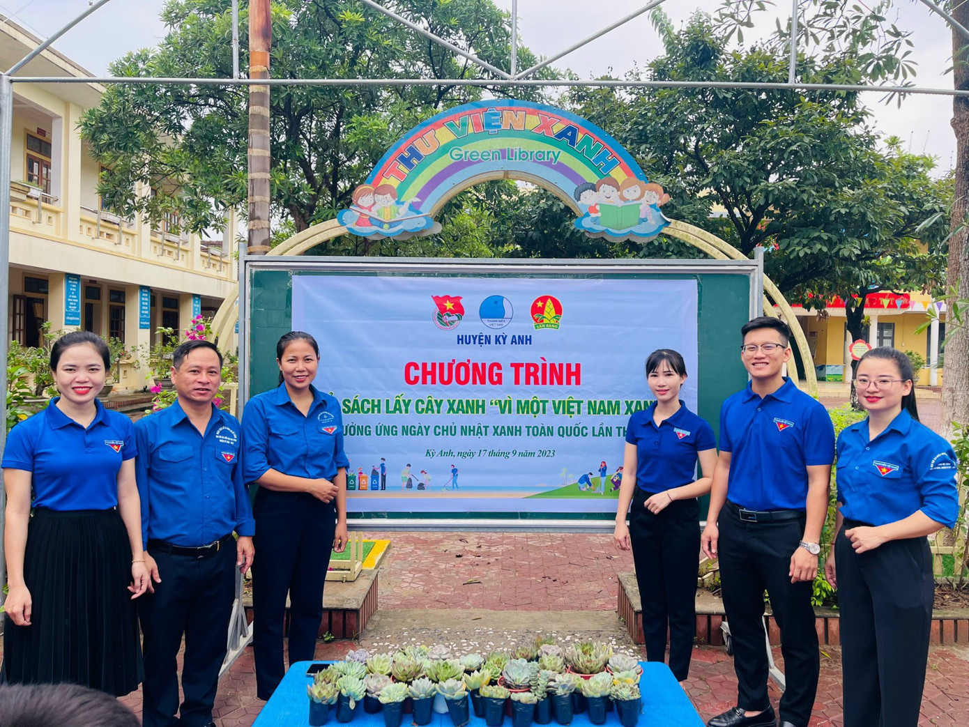 Hưởng ứng Ngày Chủ nhật Xanh, Huyện Đoàn Kỳ Anh tổ chức chương trình đổi sách lấy cây xanh &quot;Vì một Việt Nam xanh&quot;.