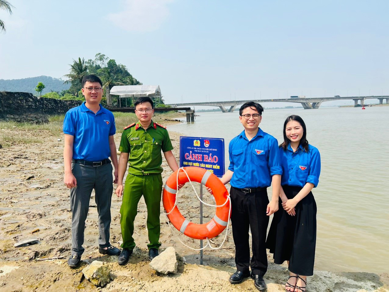 Nhiều khu vực nguy hiểm, tiềm ẩn nguy cơ tai nạn đuối nước được lực lượng thanh niên cắm biển cảnh báo, trao tặng phao bơi...