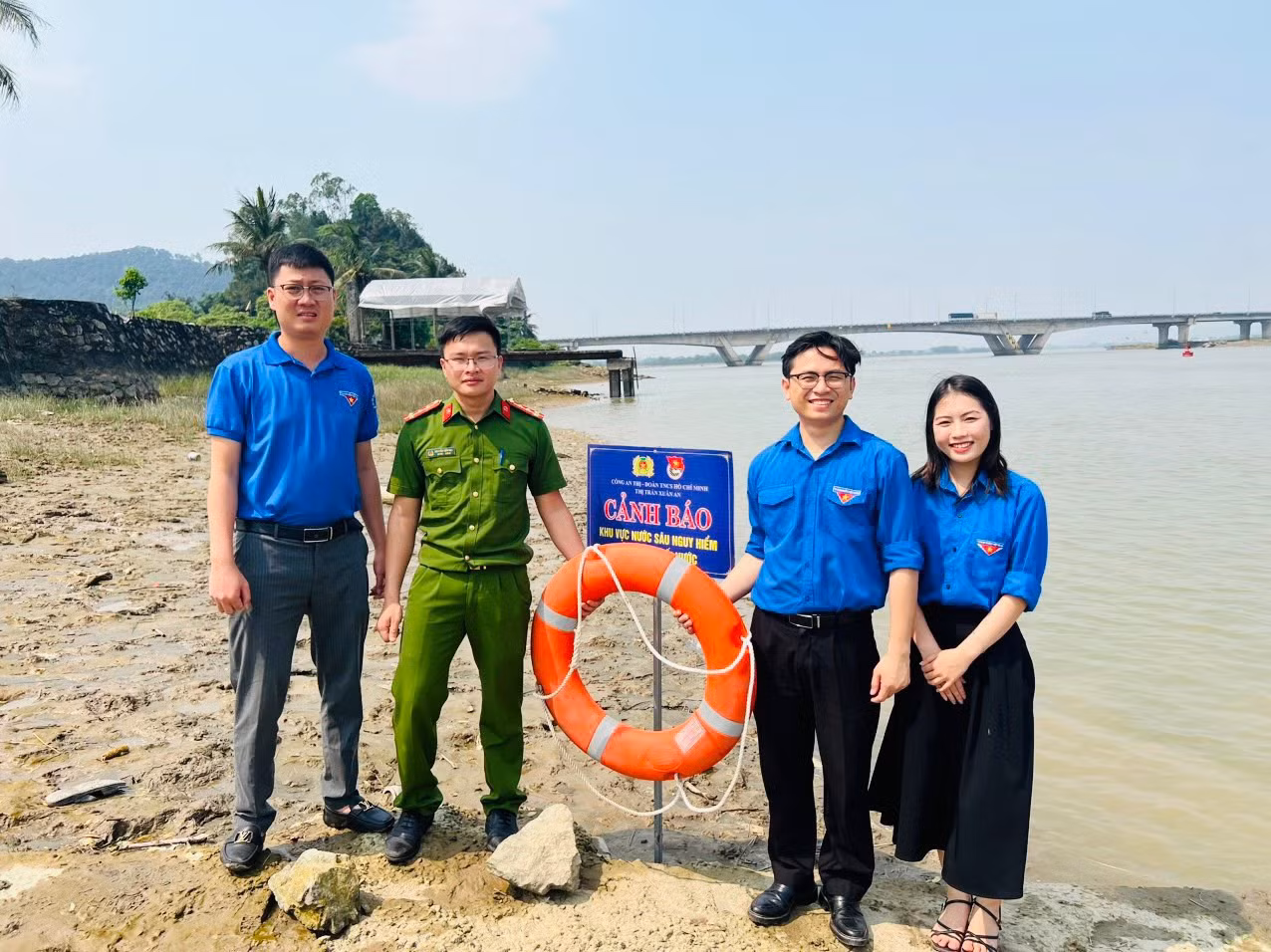 Nhiều khu vực nguy hiểm, tiềm ẩn nguy cơ tai nạn đuối nước được lực lượng thanh niên cắm biển cảnh báo, trao tặng phao bơi...