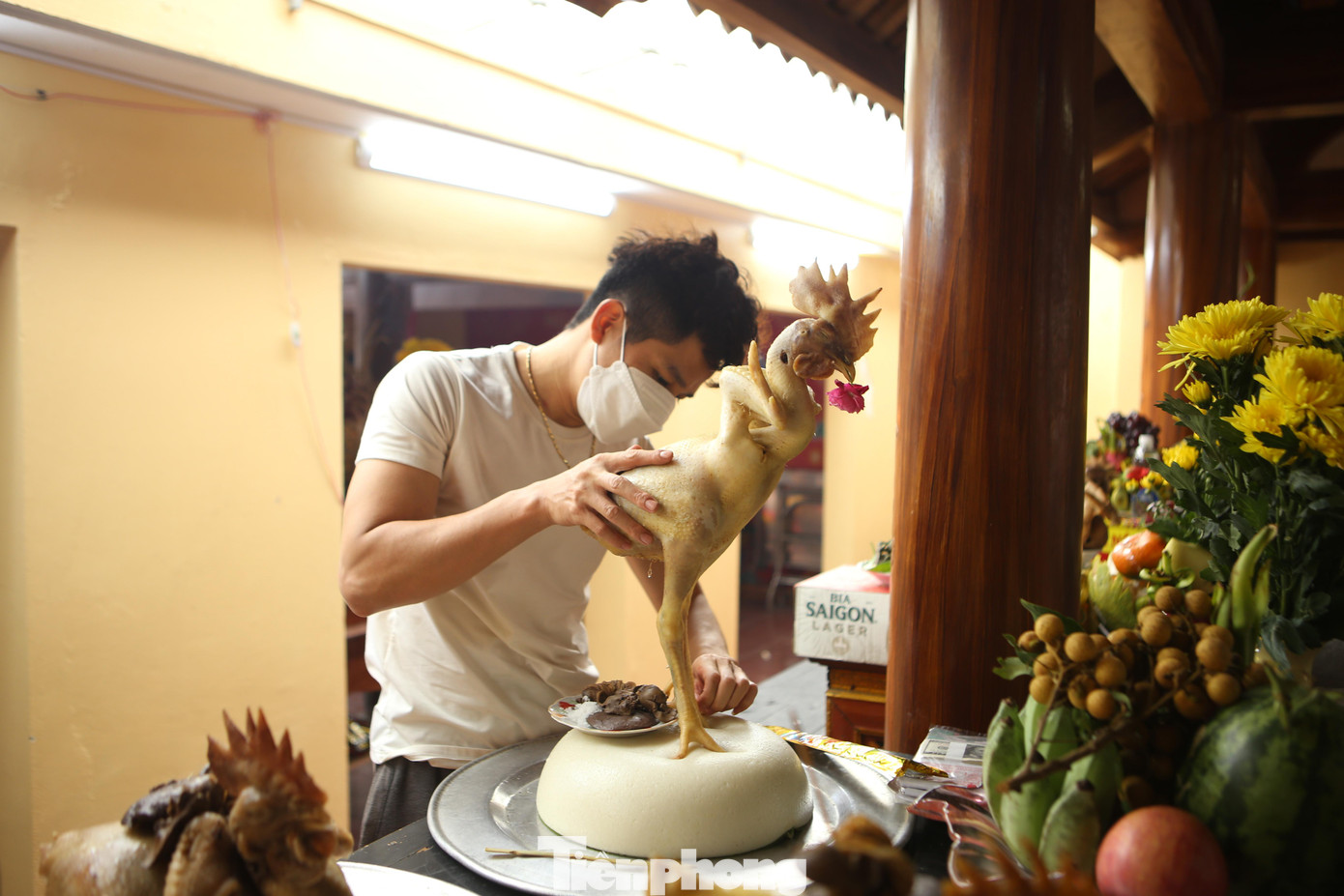 Bắt đầu từ 8h ngày rằm tháng Giêng, người dân dâng cỗ vào bàn thờ. Mỗi gia đình đặt một cỗ có bánh giầy, gà đặt lên.