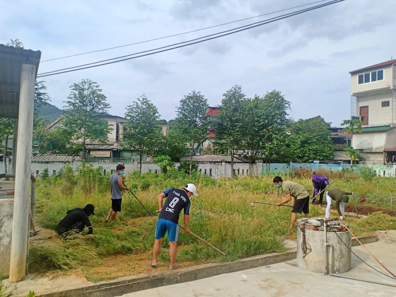 Để dọn vườn, chị Thắng liên hệ người dân phía ngoài mượn giúp cuốc để đưa vào điểm cách ly. Mỗi người một việc, chỉ sau hai ngày, nhóm công dân đã trả lại khu vườn sạch sẽ, không còn cỏ dại cho trường để các giáo viên đón trẻ đi học lại trong thời gian tới.