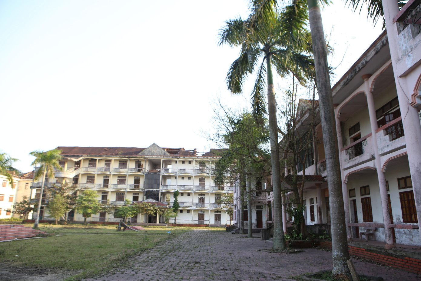 Trường được xây dựng với các hạng mục gồm: dãy nhà học 4 tầng, ký túc xá 3 tầng và dãy nhà xưởng, nhà thí nghiệm 2 tầng.