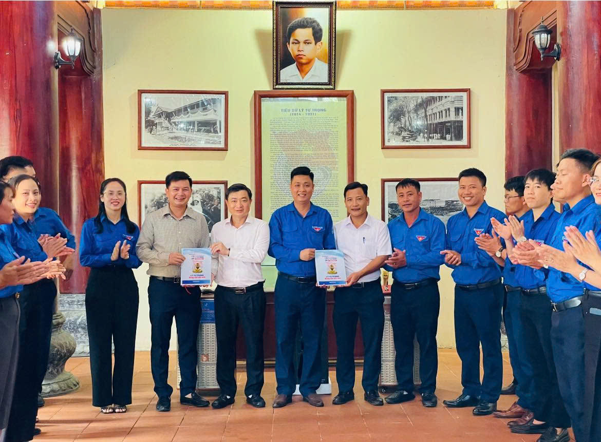 Thiết thực chào mừng Kỷ niệm 110 năm Ngày sinh anh Lý Tự Trọng - Người đoàn viên thanh niên cộng sản đầu tiên (20/10/1914 - 20/10/2024), chiều ngày 18/10, Ban Thường vụ Huyện Đoàn Thạch Hà (Hà Tĩnh) đã tổ chức ra mắt tập san “Lý Tự Trọng – Sáng mãi tên anh” và bàn giao các công trình thanh niên. Ảnh: HN
