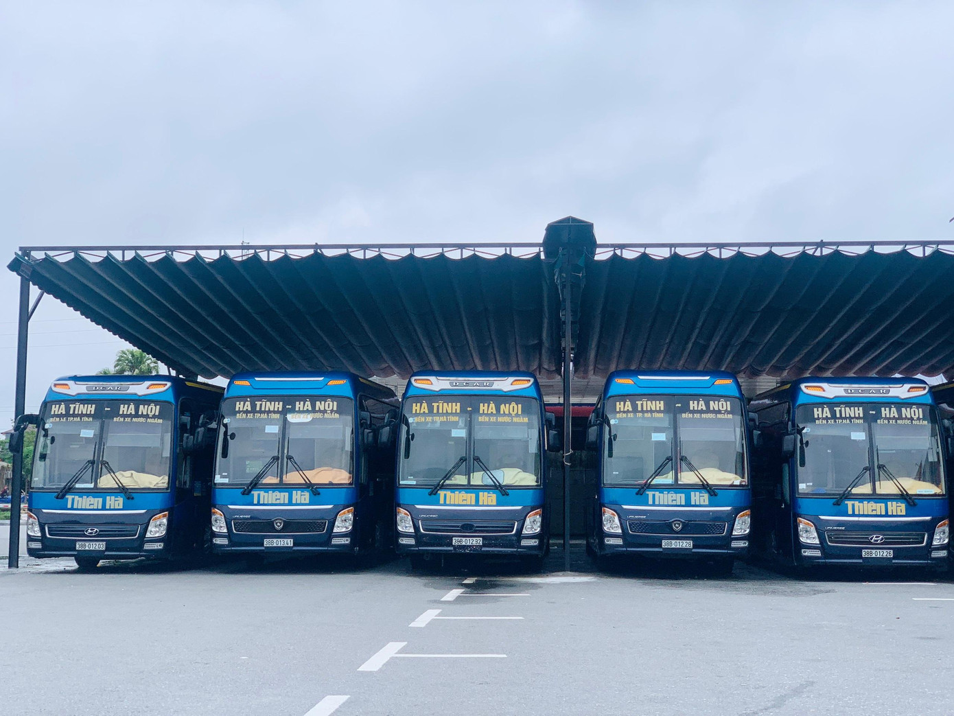 Xe khách tuyến Hà Tĩnh - Hà Nội đậu kín bến xe.