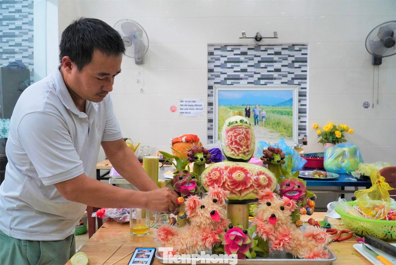 "Mấy hôm nay, tôi thức xuyên đêm để làm việc, có những ngày chỉ ngủ được 1-2h đồng hồ. Dịp này là bận rộn nhất trong năm, dù mệt nhưng hạnh phúc vì vừa tạo được niềm vui cho các em thiếu nhi trong dịp Tết Trung thu, vừa có thu nhập cho gia đình. Đối với mâm cỗ Trung thu thì việc chạm khắc nghệ thuật trên các loại quả mất nhiều thời gian nhất, đòi hỏi sự tỷ mỷ và người thợ phải có chuyên môn", anh Hồng nói. "Mấy hôm nay, tôi thức xuyên đêm để làm việc, có những ngày chỉ ngủ được 1-2h đồng hồ. Dịp này là bận rộn nhất trong năm, dù mệt nhưng hạnh phúc vì vừa tạo được niềm vui cho các em thiếu nhi trong dịp Tết Trung thu, vừa có thu nhập cho gia đình. Đối với mâm cỗ Trung thu thì việc chạm khắc nghệ thuật trên các loại quả mất nhiều thời gian nhất, đòi hỏi sự tỷ mỷ và người thợ phải có chuyên môn", anh Hồng nói.