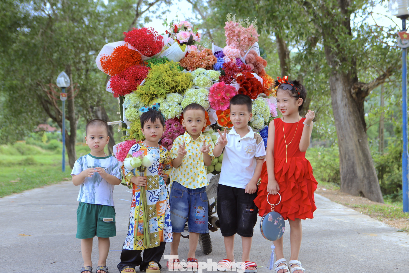 Thời tiết khá mát mẻ cũng là cơ hội cho các em bé được người thân đưa đến con đường có xe chở hoa để chụp hình.