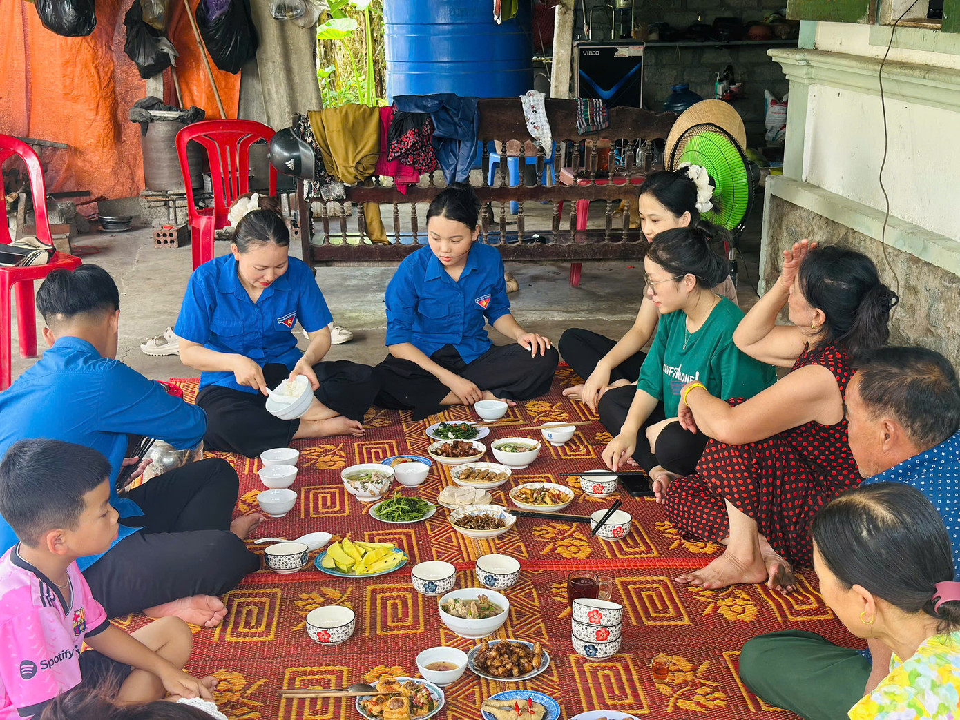 Theo đó, các đoàn viên, thanh niên đã đến tận nhà hội viên có hoàn cảnh neo đơn để dọn dẹp nhà cửa, nấu bữa cơm nghĩa tình và trao tặng các suất quà ý nghĩa.