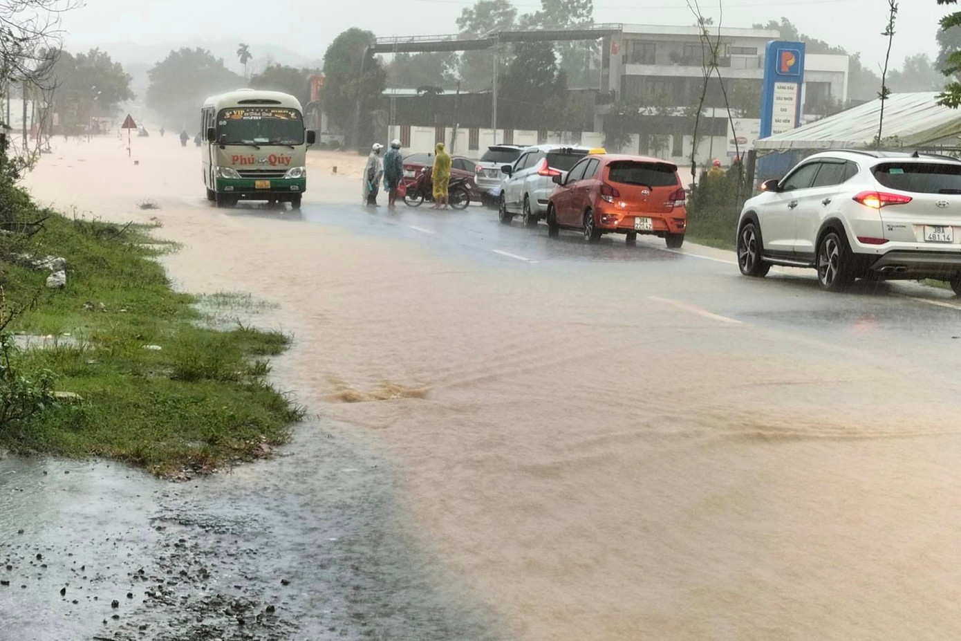 Theo ông Lễ, tuyến đường bị ngập nối từ cây xăng Phúc Đồng đến vị trí Trường THPT Hàm Nghi.