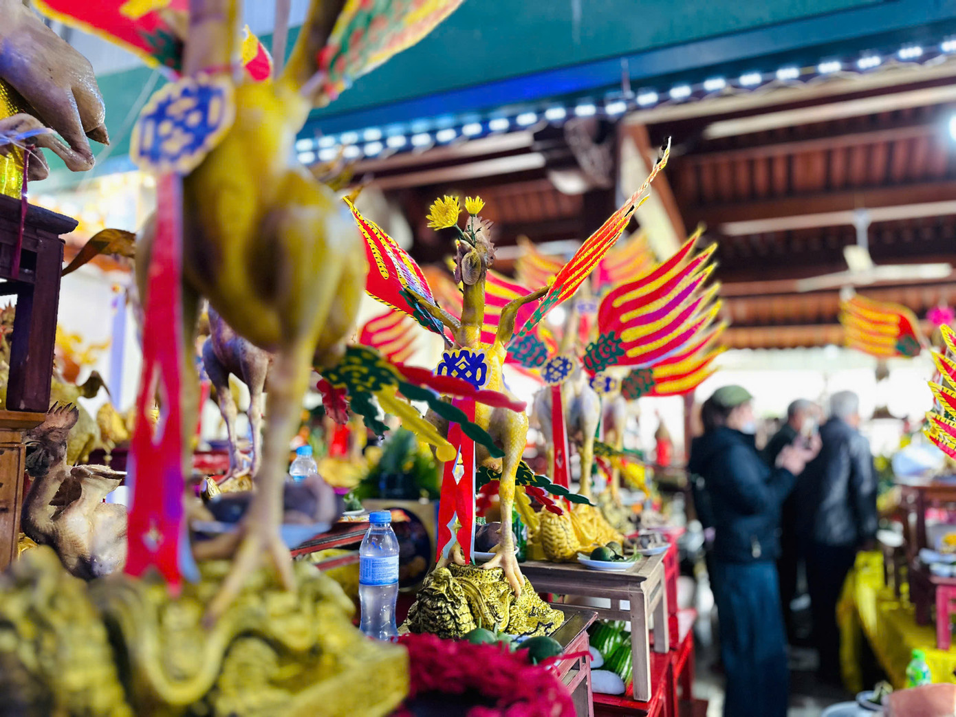 Những con gà được hoá phượng, tạo thế độc đáo như gà bay, gà quỳ, gà ngồi để dâng lên bàn thờ tổ tiên trong ngày Rằm tháng Giêng ở Hà Tĩnh.