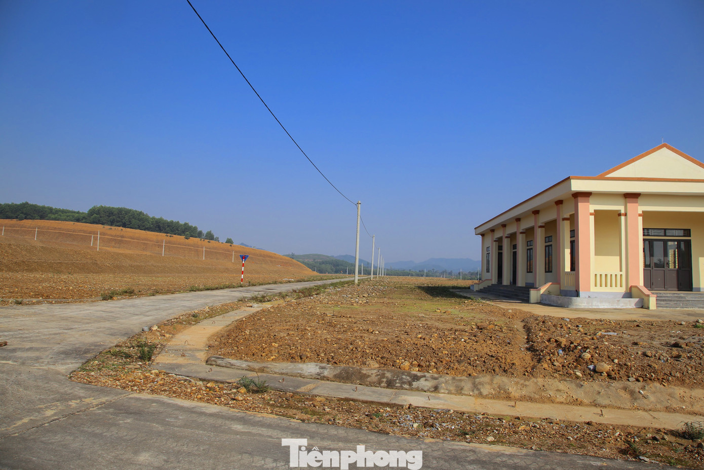 Lãnh đạo địa phương đánh giá để thực hiện việc di dời cả một khu dân cư đến vị trí tái định cư mới theo như kế hoạch ban đầu sẽ khó được thực hiện.