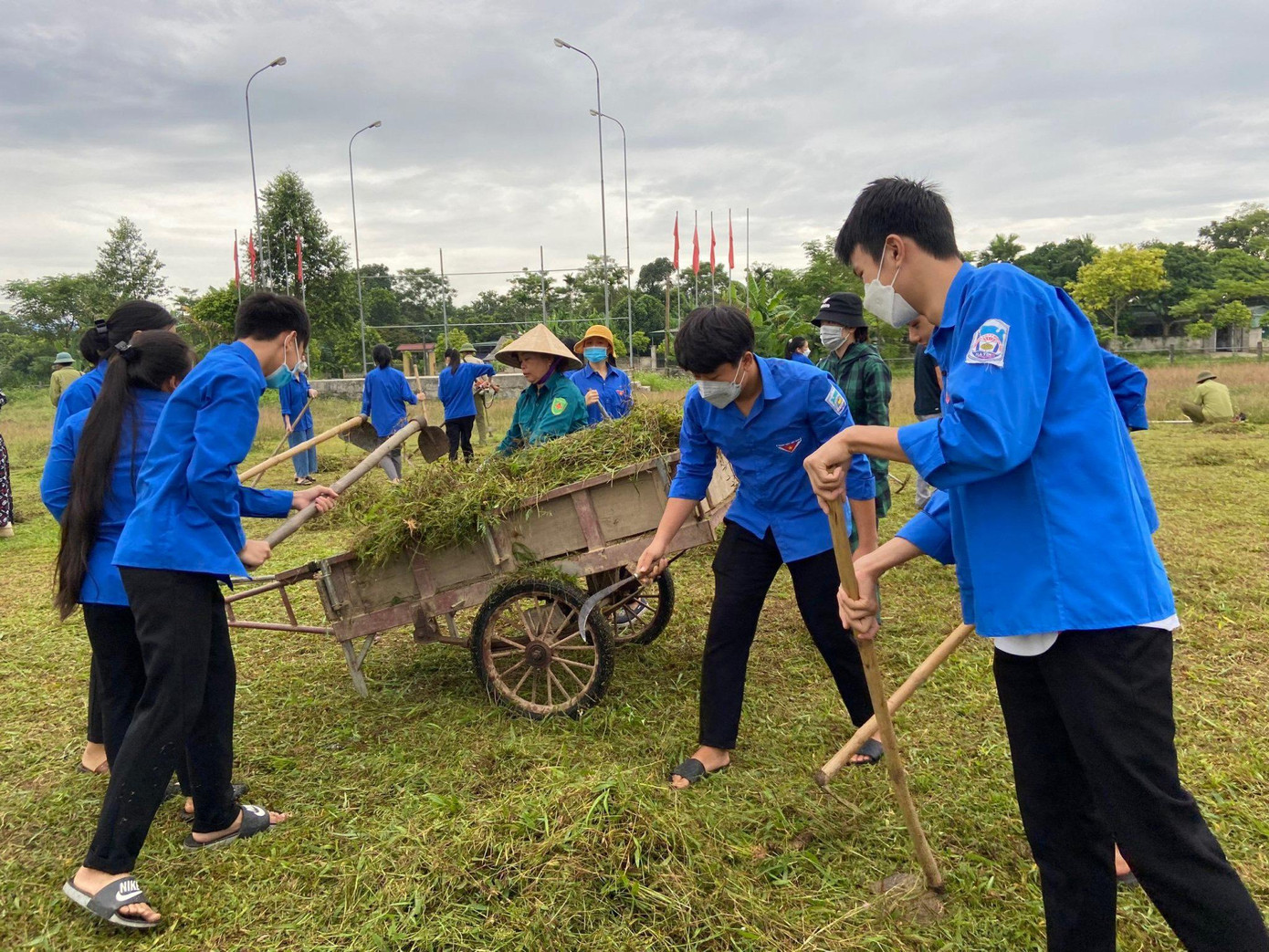 Ngày 21/8, các Đoàn trường THPT, Trung tâm Nghề Nghiệp - Giáo dục Thường xuyên trong toàn tỉnh đã đồng loạt ra quân triển khai Ngày hội Chiến sĩ Tình nguyện “Hoa phượng đỏ” với nhiều hoạt động sôi nổi, thiết thực, ý nghĩa. Ngày 21/8, các Đoàn trường THPT, Trung tâm Nghề Nghiệp - Giáo dục Thường xuyên trong toàn tỉnh đã đồng loạt ra quân triển khai Ngày hội Chiến sĩ Tình nguyện “Hoa phượng đỏ” với nhiều hoạt động sôi nổi, thiết thực, ý nghĩa.