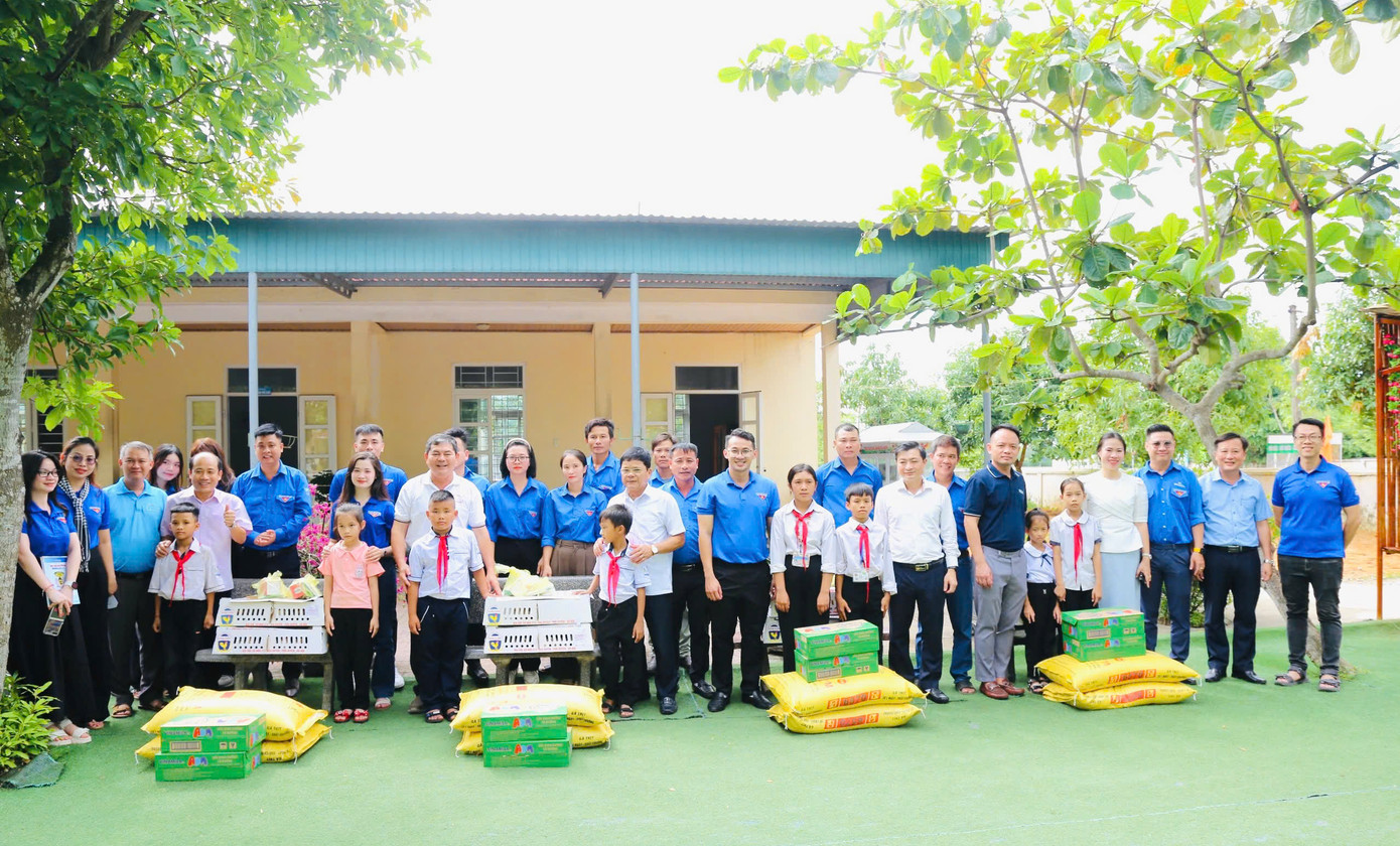 Đoàn cũng trao tặng 1 hệ thống lọc tại Trường Tiểu học Lý Tự Trọng trị giá 80 triệu đồng; trao tặng 19 suất quà cho thương bệnh binh và 20 em học sinh khó khăn trị giá 61 triệu đồng….