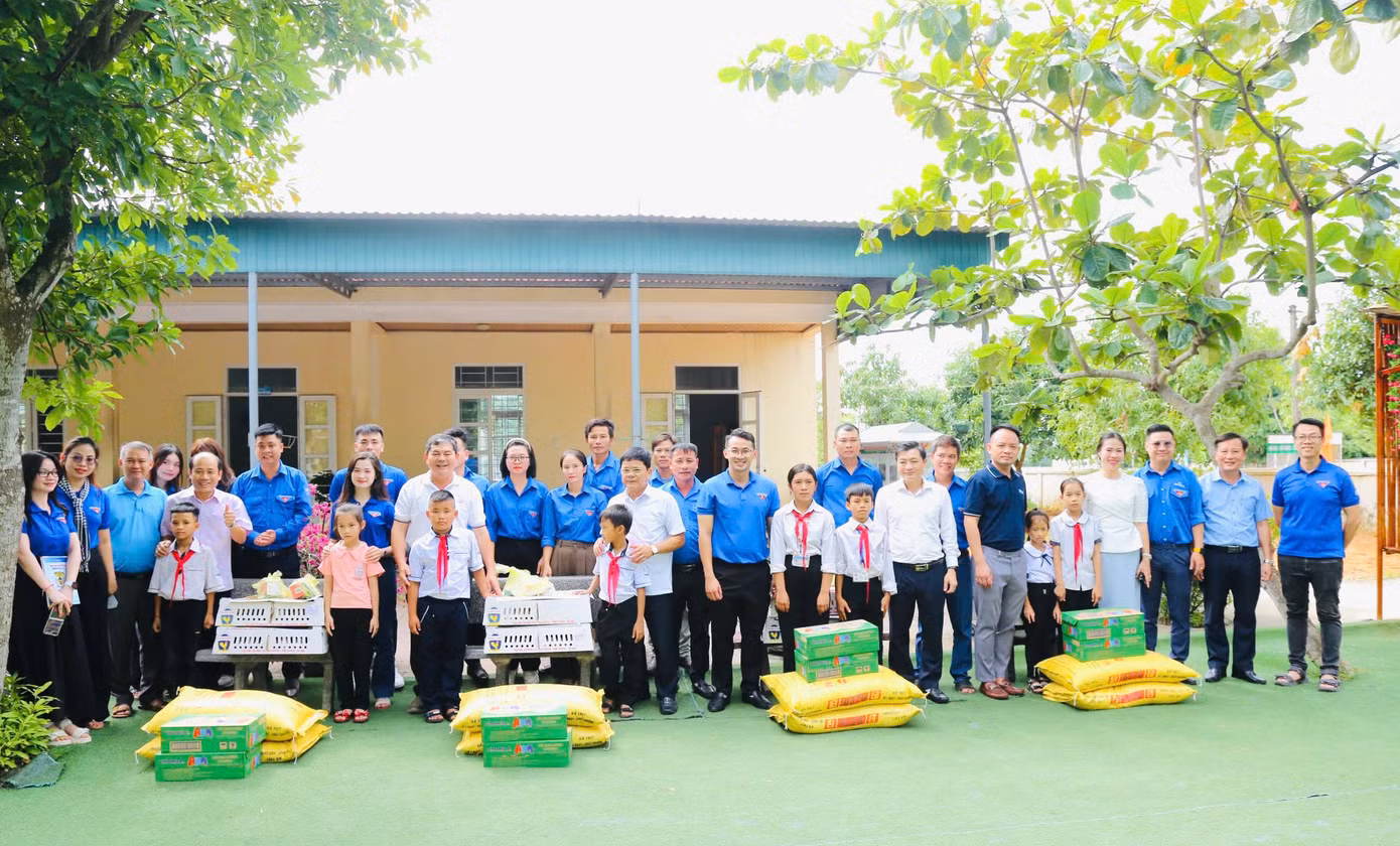 Đoàn cũng trao tặng 1 hệ thống lọc tại Trường Tiểu học Lý Tự Trọng trị giá 80 triệu đồng; trao tặng 19 suất quà cho thương bệnh binh và 20 em học sinh khó khăn trị giá 61 triệu đồng….