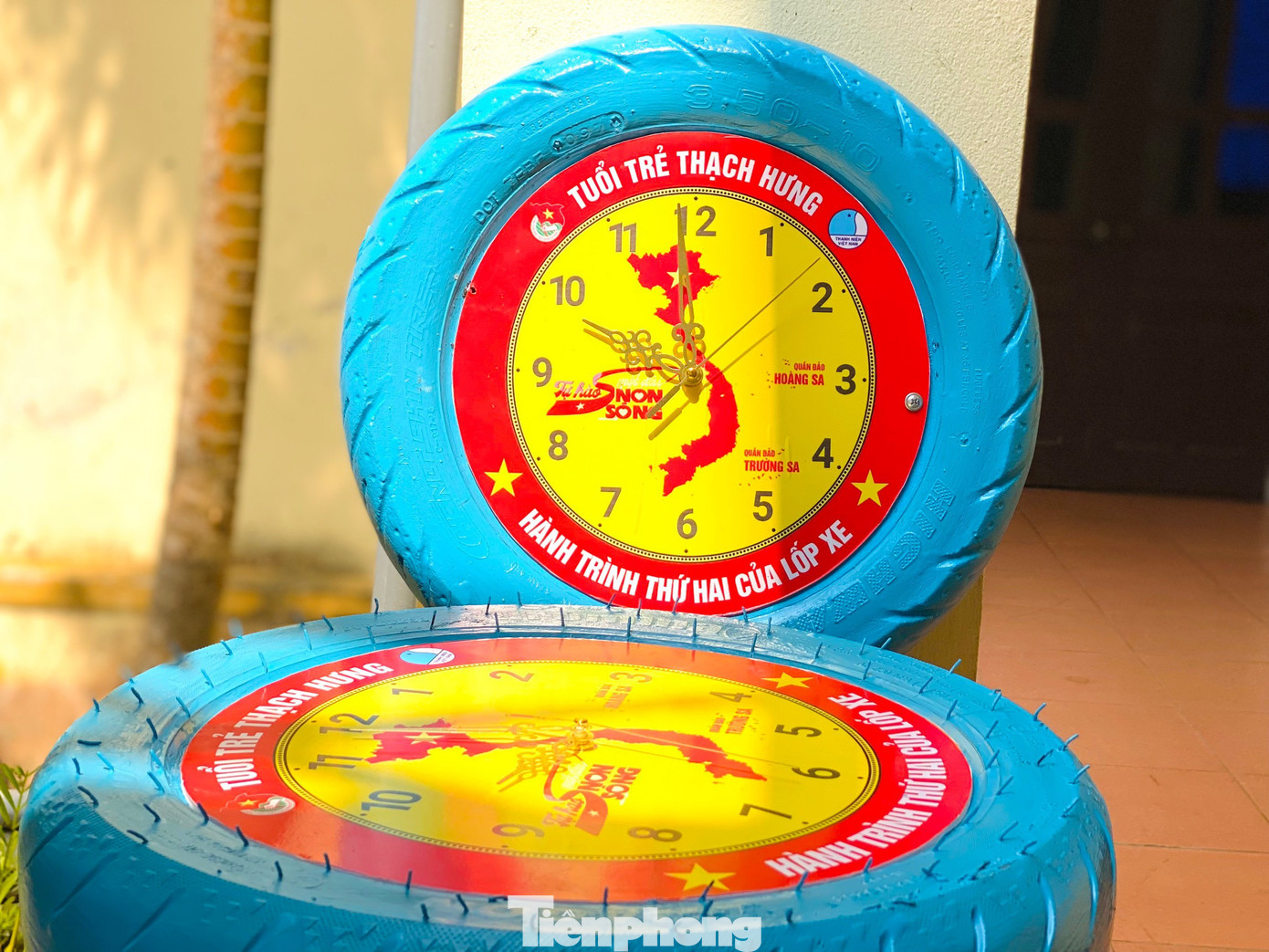 Những chiếc lốp đã bỏ đi, qua bàn tay của các bạn đoàn viên thanh niên, trở thành đồng hồ treo tường đẹp mắt. Đặc biệt, bên trong còn in đậm bản đồ Việt Nam với quần đảo Trường Sa , Hoàng Sa gắn liền với cuộc Hưởng ứng tuần lễ “Tự hào một dải non sông”. Ảnh H.N