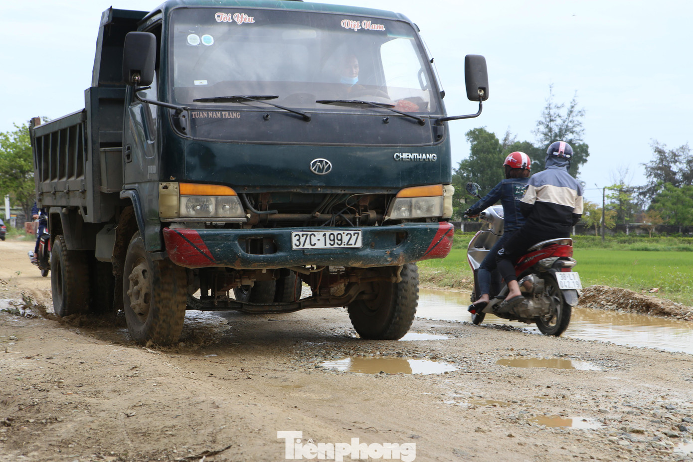 “Phía doanh nghiệp cho biết, đang gặp khó khăn do giá cả vật liệu liên tục tăng nhanh. Đến thời điểm hiện tại, đã hết tiến độ dự án, phía huyện đã có văn bản gửi UBND tỉnh xin gia hạn tiến độ. Nếu UBND tỉnh chấp thuận thì chúng tôi sẽ tiếp tục đốc thúc đơn vị, dự kiến hoàn thành tuyến đường trong vòng 1 - 2 tháng”, ông Trường cho biết.