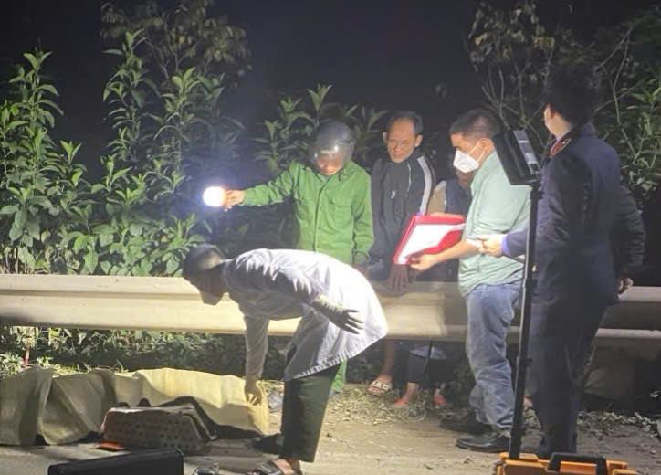 Ngành chức năng đang có mặt để khám nghiệm hiện trường, điều tra làm rõ nguyên nhân.