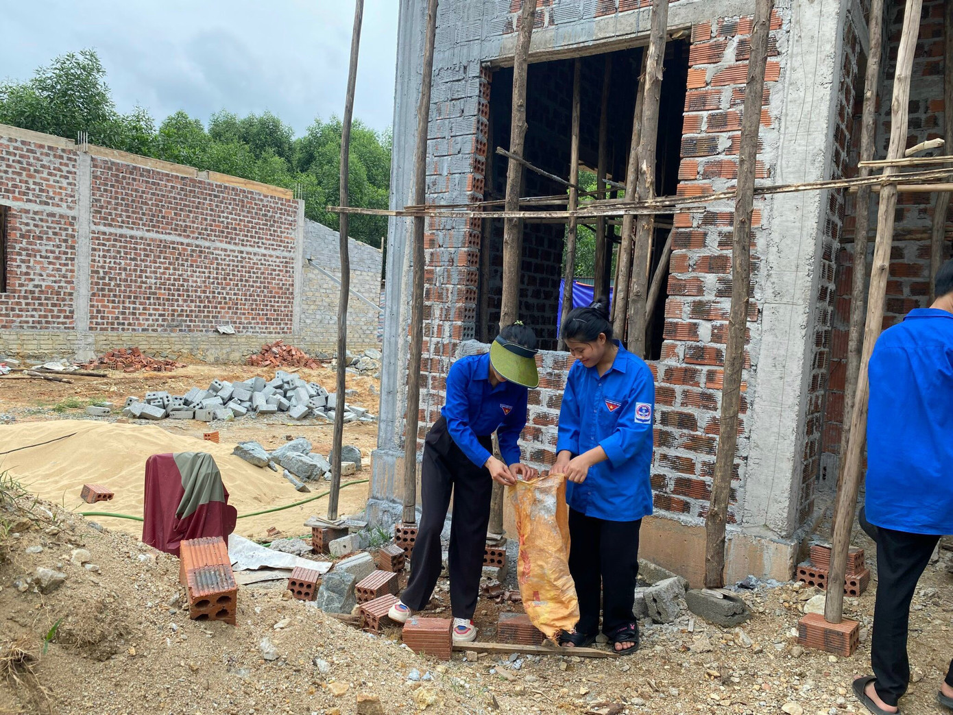 Trước đó, Đoàn xã Kỳ Hoa đã huy động nhiều đoàn viên thanh niên tham gia hỗ trợ 2 hộ gia đình thi công, xây dựng khu vực tái định cư. Trước đó, Đoàn xã Kỳ Hoa đã huy động nhiều đoàn viên thanh niên tham gia hỗ trợ 2 hộ gia đình thi công, xây dựng khu vực tái định cư.