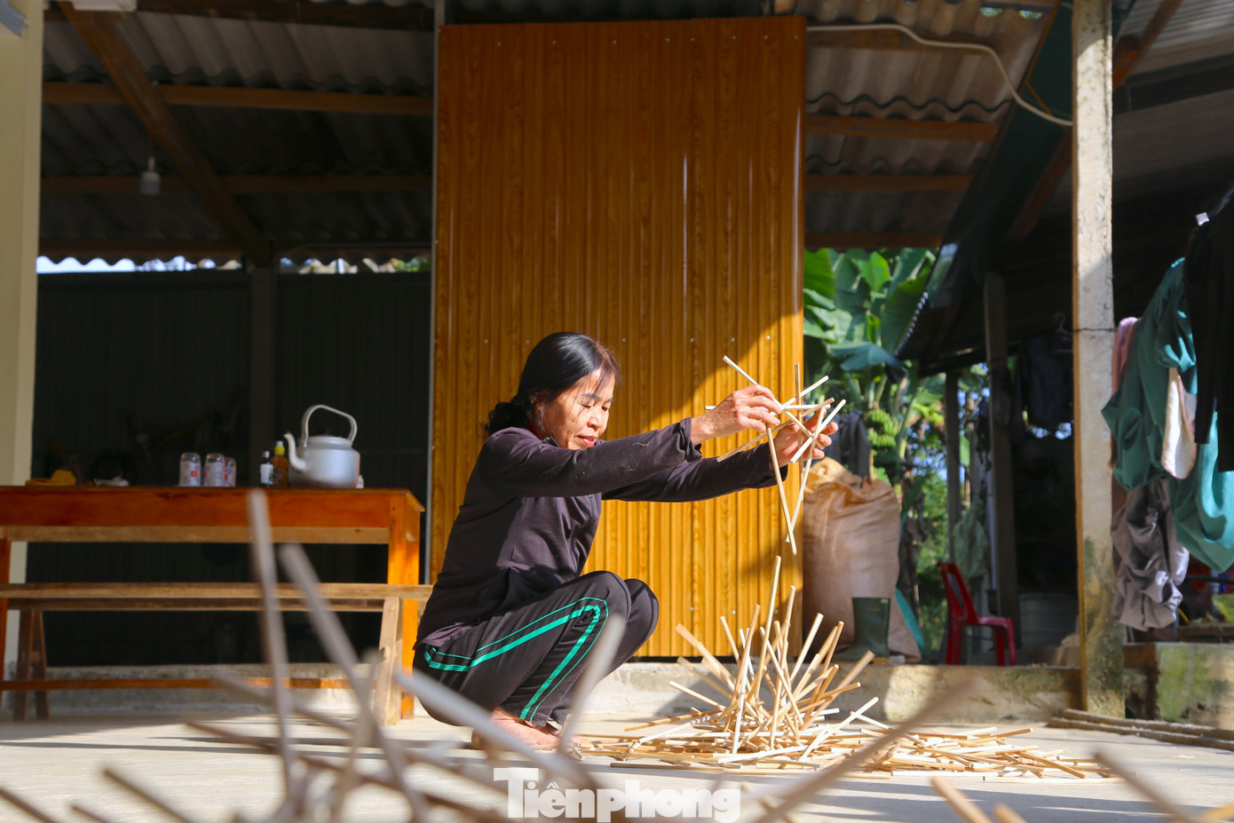 Mỗi đôi đũa được bán với giá từ 4.000-6.000 đồng, tùy chất lượng, mẫu mã. Nếu làm chăm chỉ mỗi người có thể kiếm được trên 300 ngàn đồng/ngày. Mỗi đôi đũa được bán với giá từ 4.000-6.000 đồng, tùy chất lượng, mẫu mã. Nếu làm chăm chỉ mỗi người có thể kiếm được trên 300 ngàn đồng/ngày.