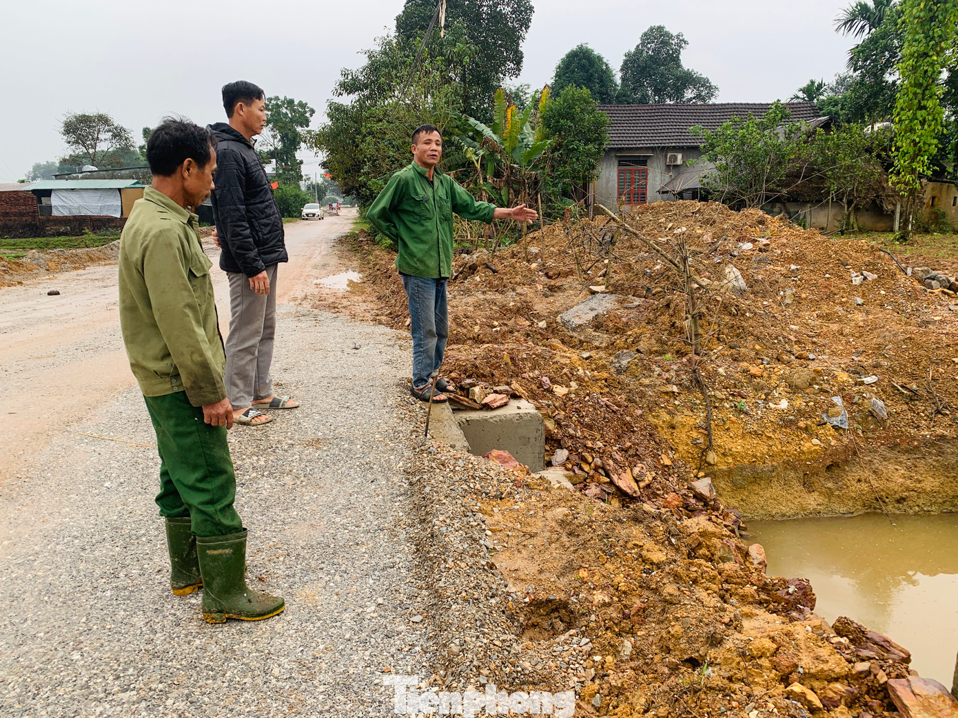 Người dân bức xúc khi chưa bàn giao mặt bằng nhưng nhà thầu đã thi công.