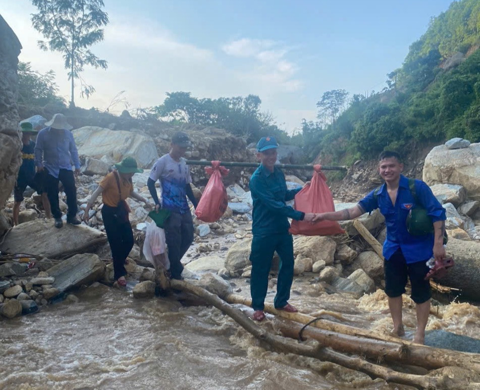 Chặng đường tình nguyện vất vả, nhưng tinh thần vẫn luôn hăng say.