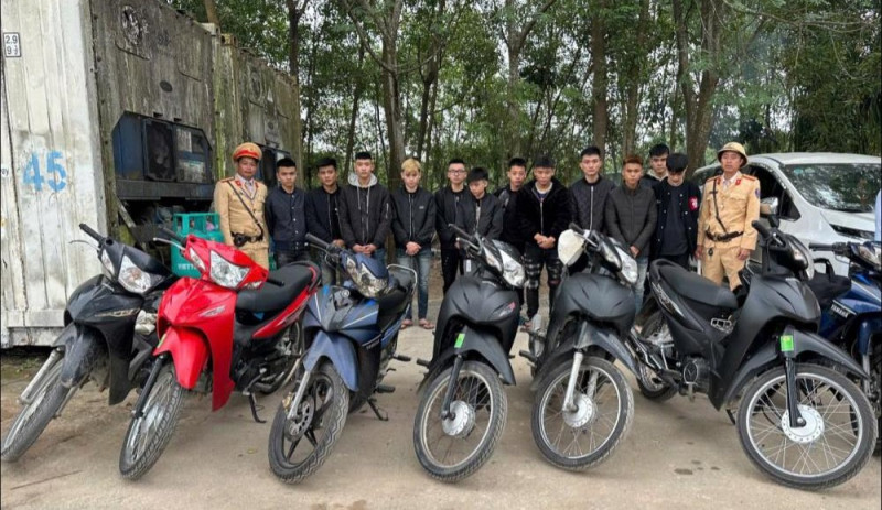 Nhóm thanh thiếu niên chạy xe gây náo loạn đường phố.