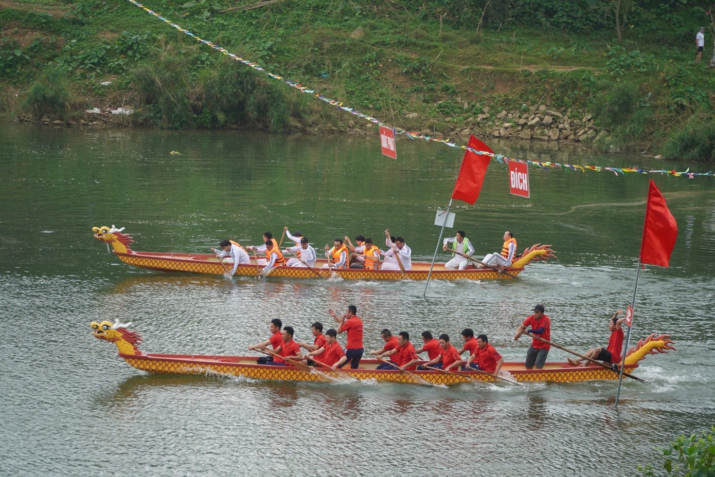 Theo đó, thể lệ cuộc thi mỗi đội có 13 vận động viên tham gia, trải qua vòng 1 với cự ly 1km đua thuyền trên sông trước khi bước vào trận chung kết.