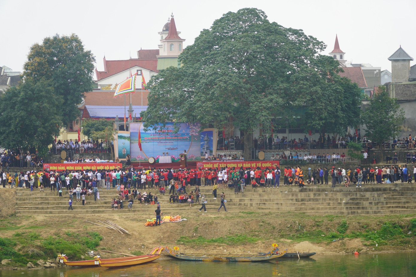Ngày 17/2, huyện Hương Sơn tổ chức khai hội Lễ hội Hải Thượng Lãn Ông - đua thuyền trên sông Ngàn Phố lần thứ 5 năm 2024.